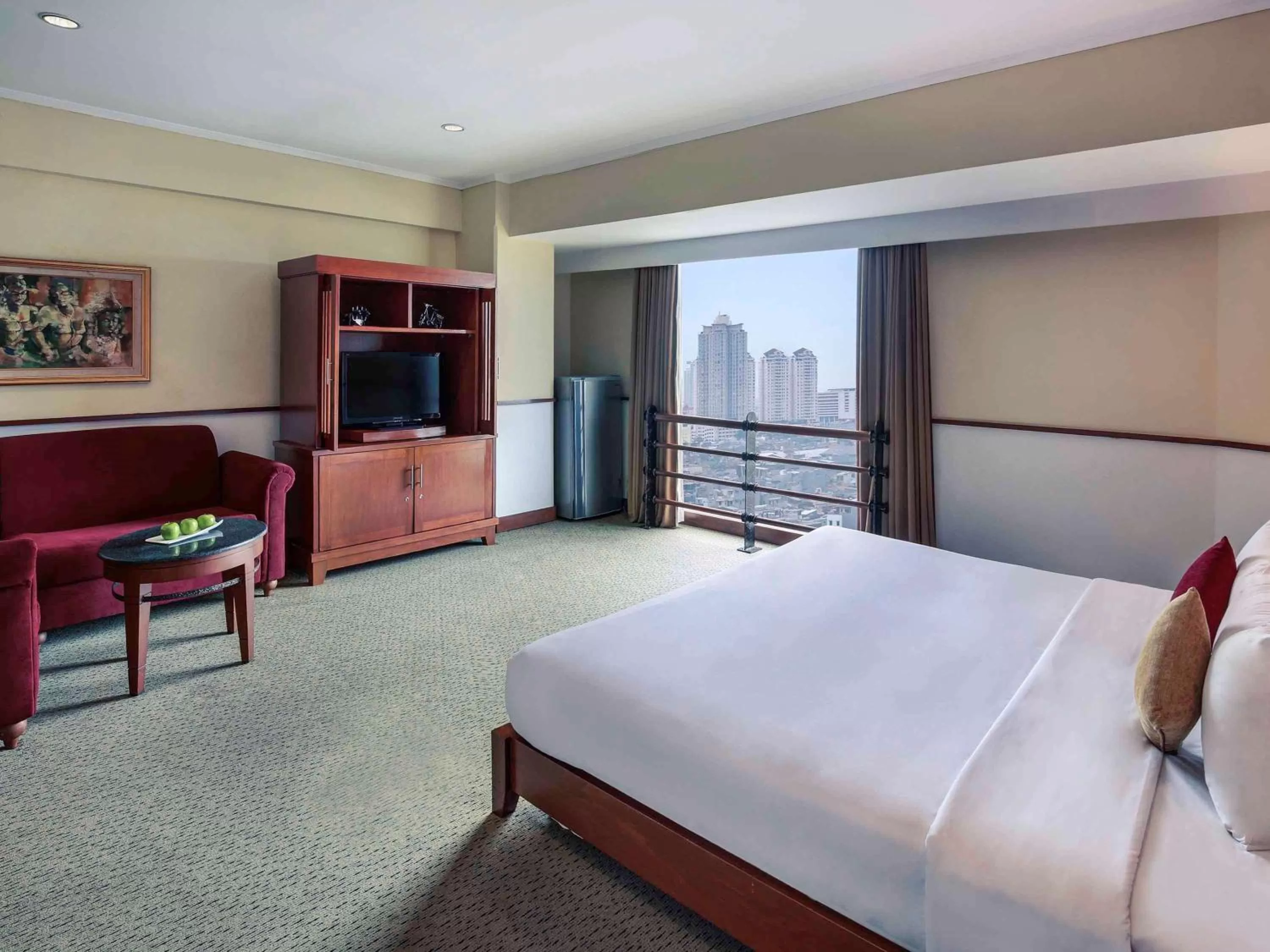 Photo of the whole room, Bed in Mercure Jakarta Kota