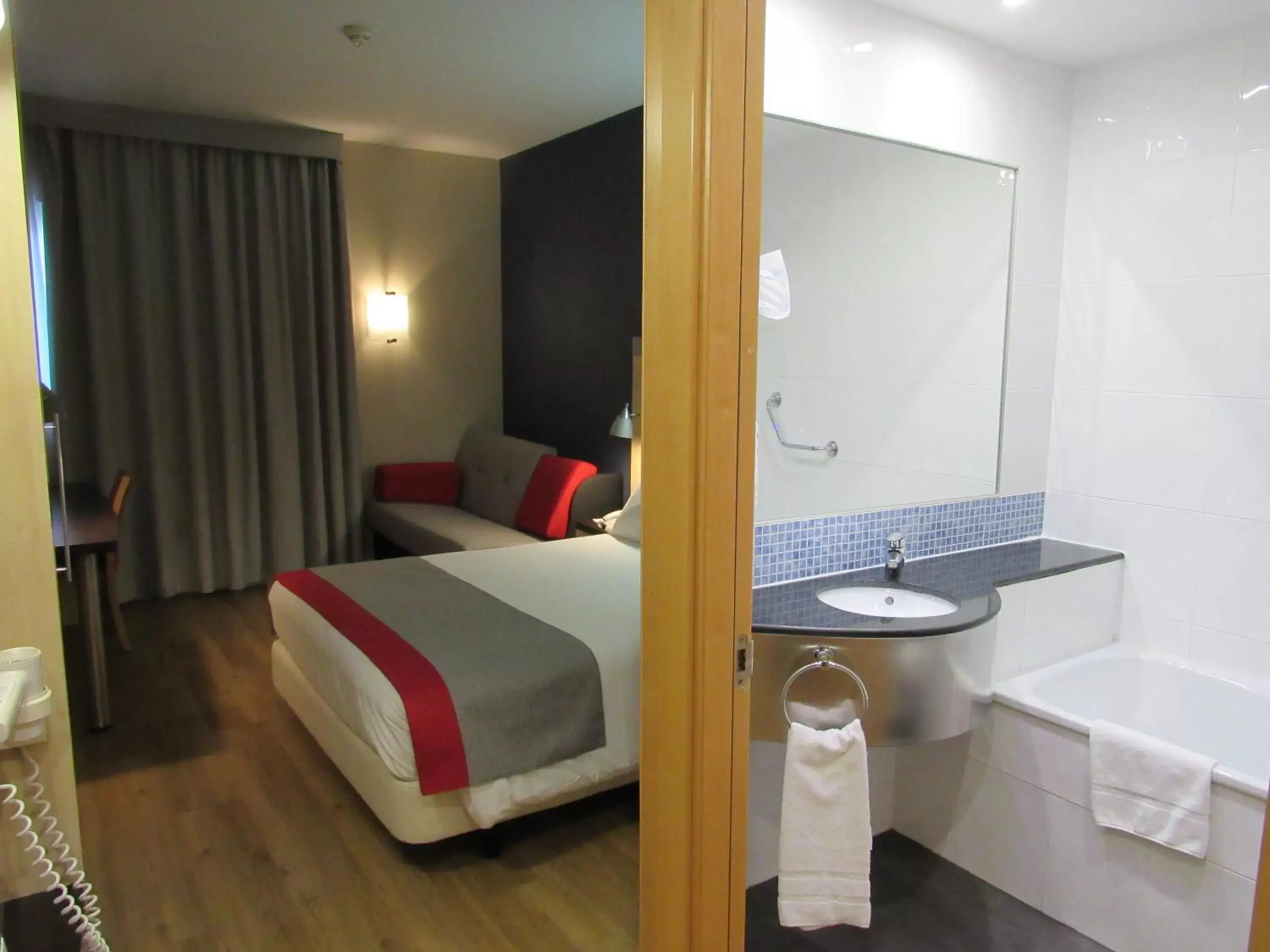 Photo of the whole room, Bathroom in Hotel Holiday Inn Express Madrid-Rivas