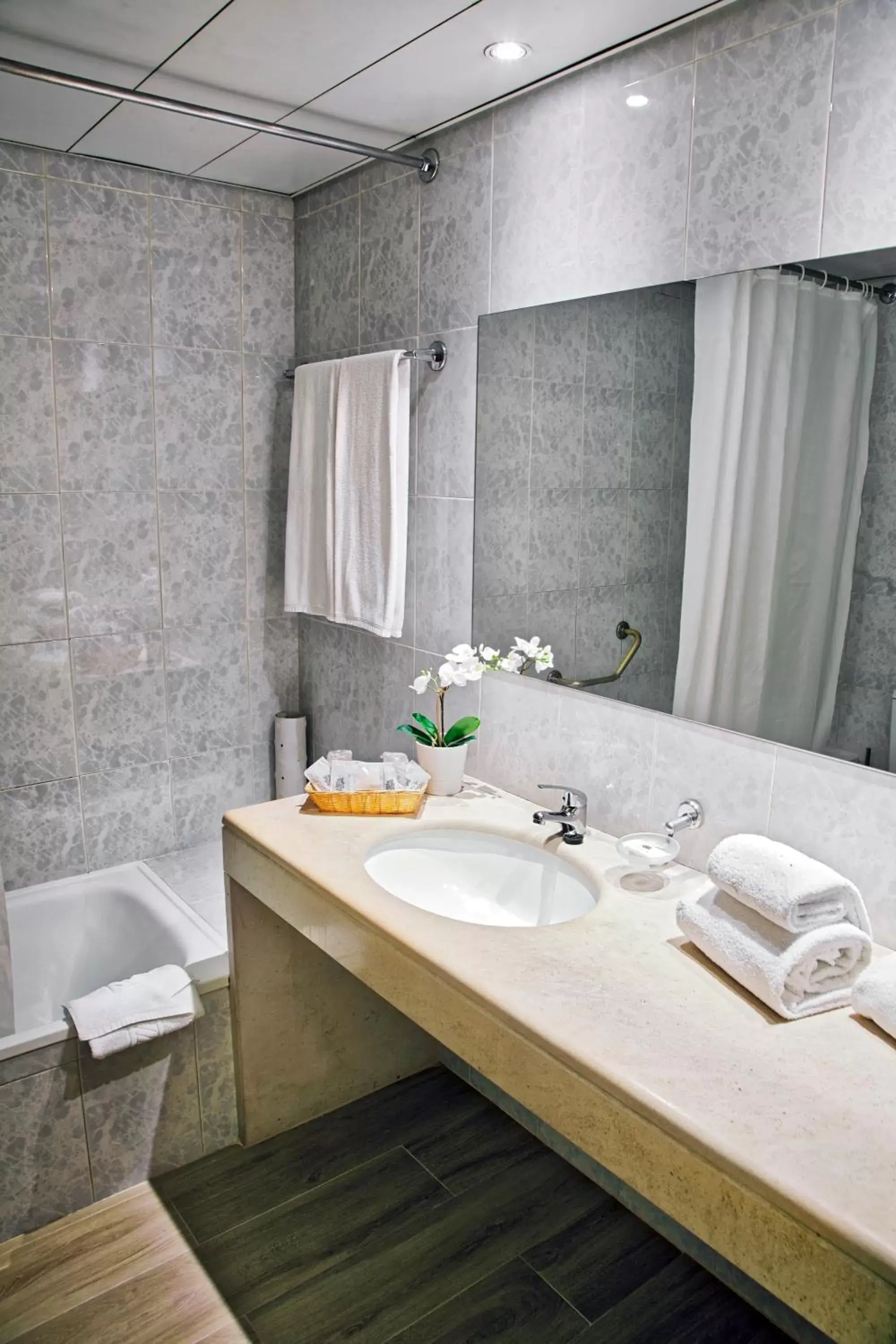 Bathroom in Ondamar Hotel Apartamentos