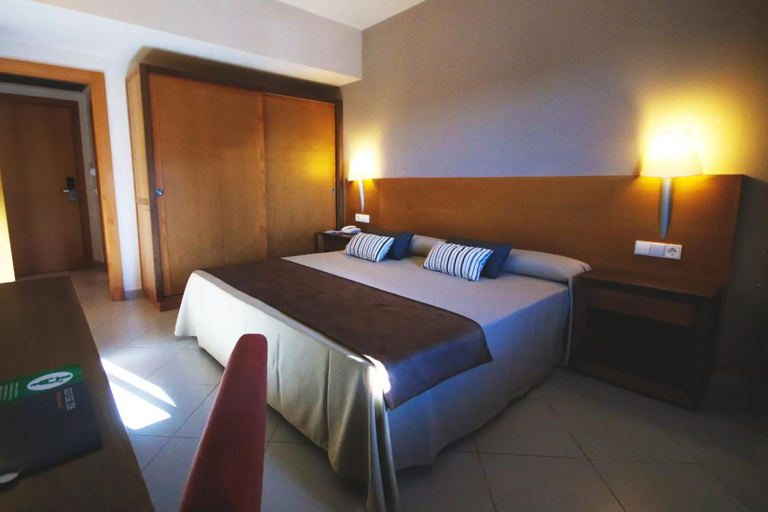 Bedroom, Bed in Ohtels Campo De Gibraltar