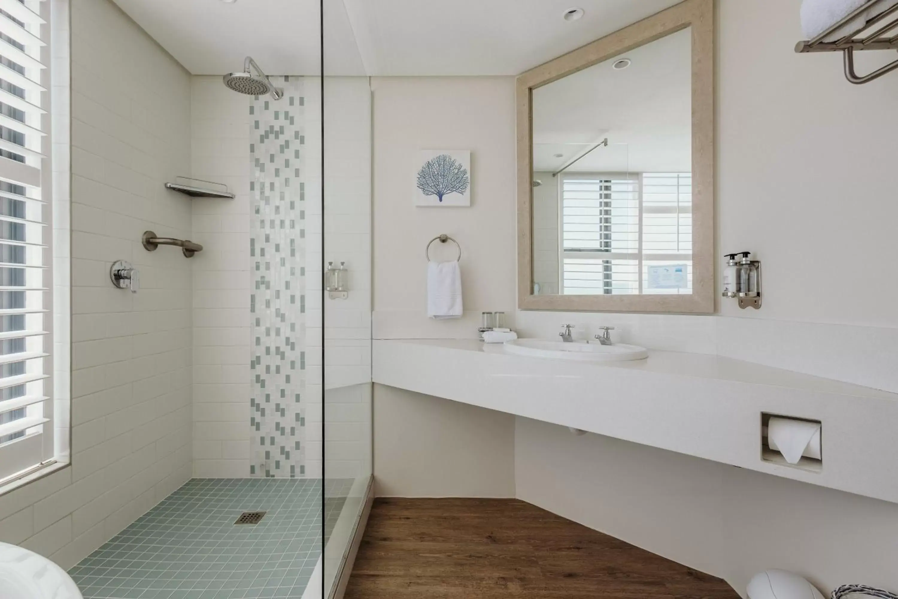 Shower, Bathroom in Bayview Hotel