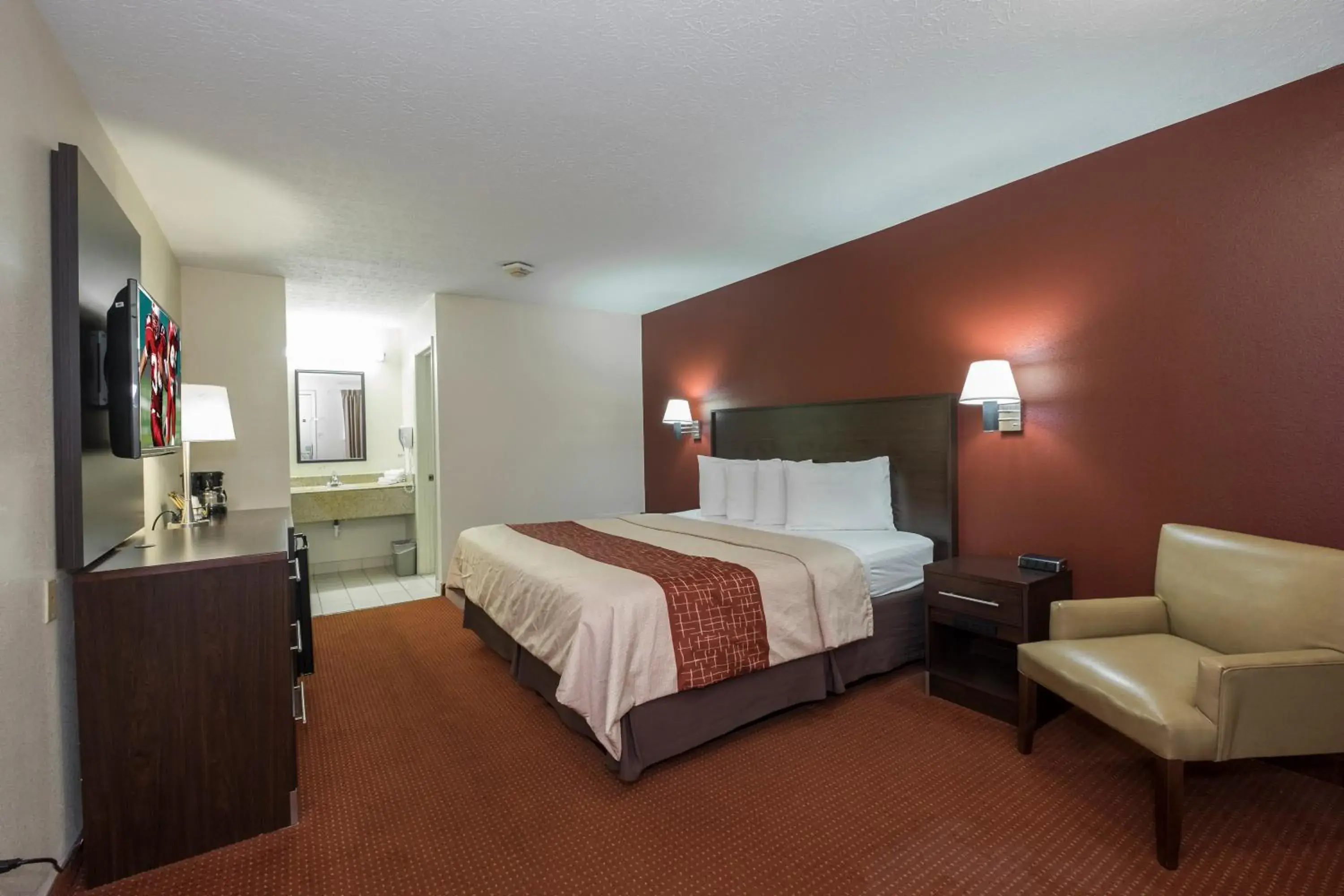 Photo of the whole room, Bed in Red Roof Inn Columbus Northeast Westerville