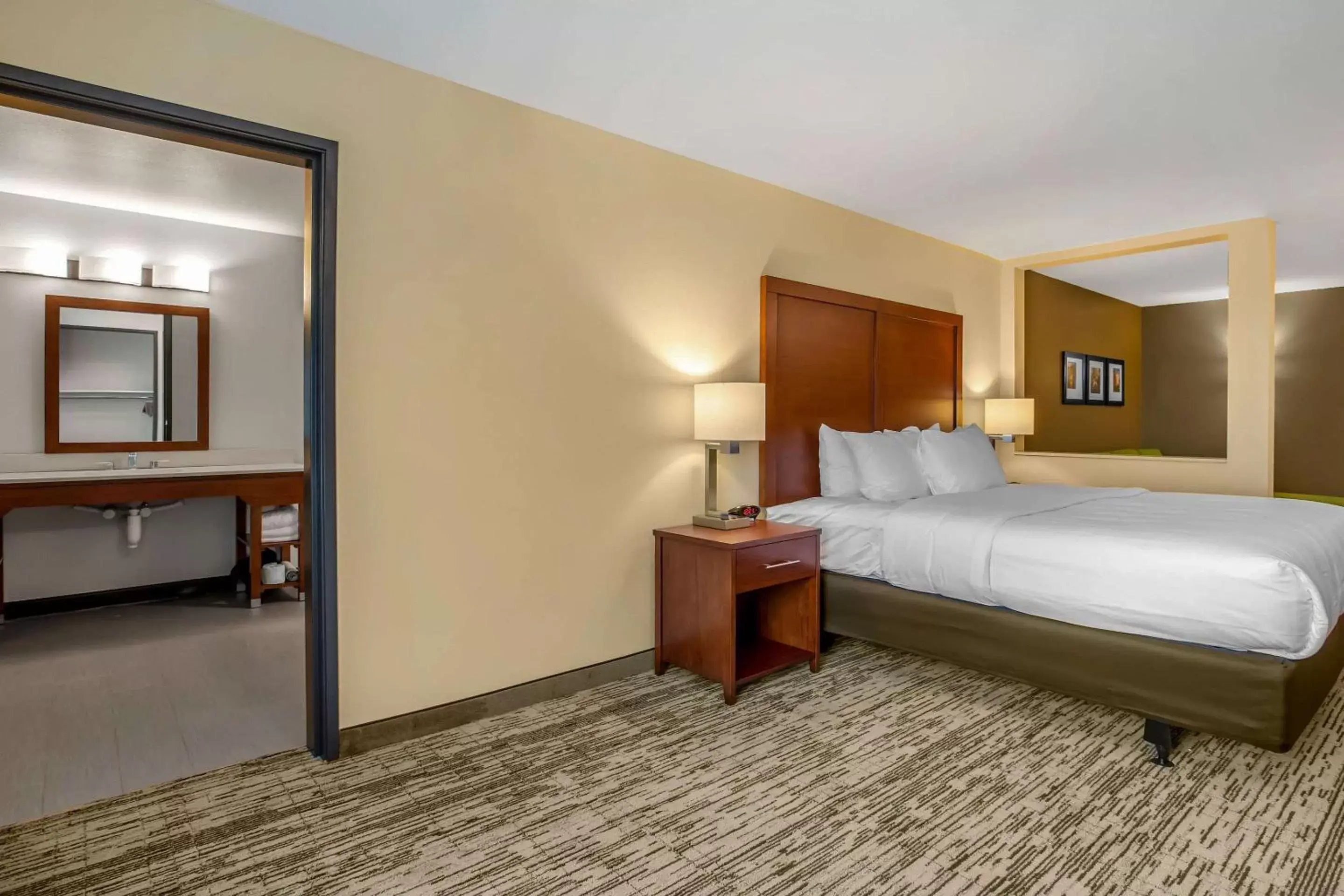 Photo of the whole room, Bed in Comfort Inn and Suites Ames near ISU Campus