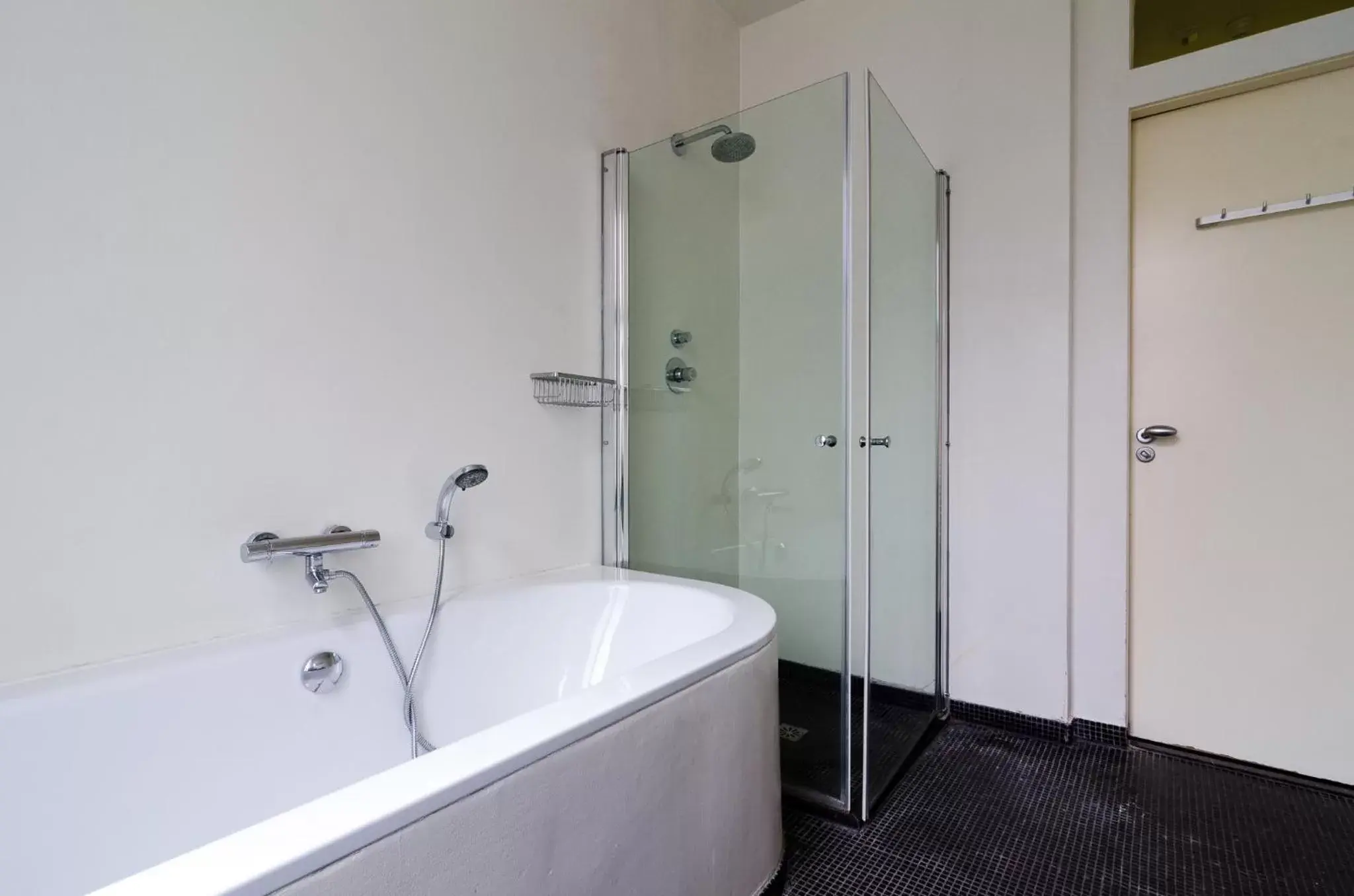 Hot Tub, Bathroom in Marnix Modern: Supercentral 8P