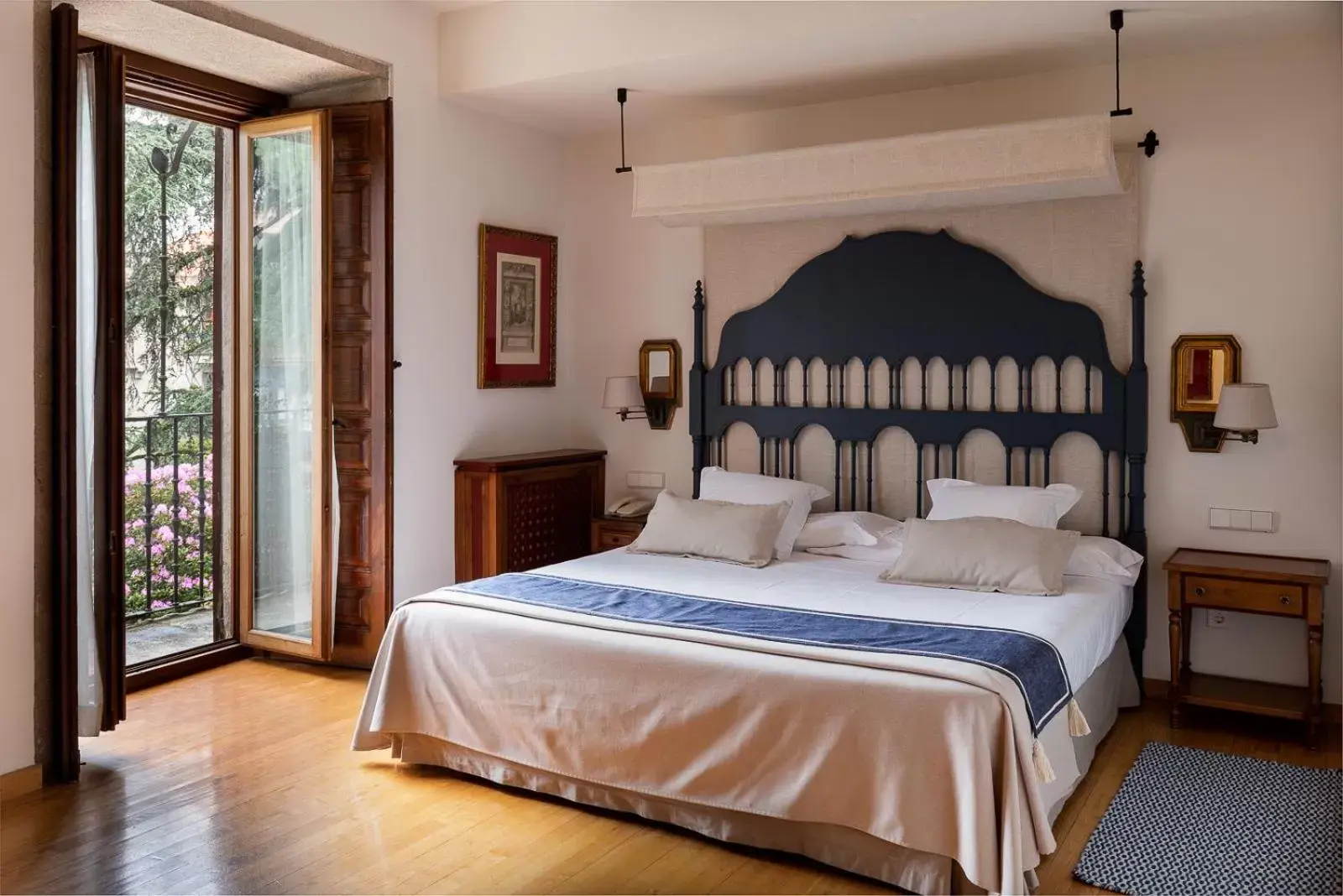 Photo of the whole room, Bed in Parador de Pontevedra