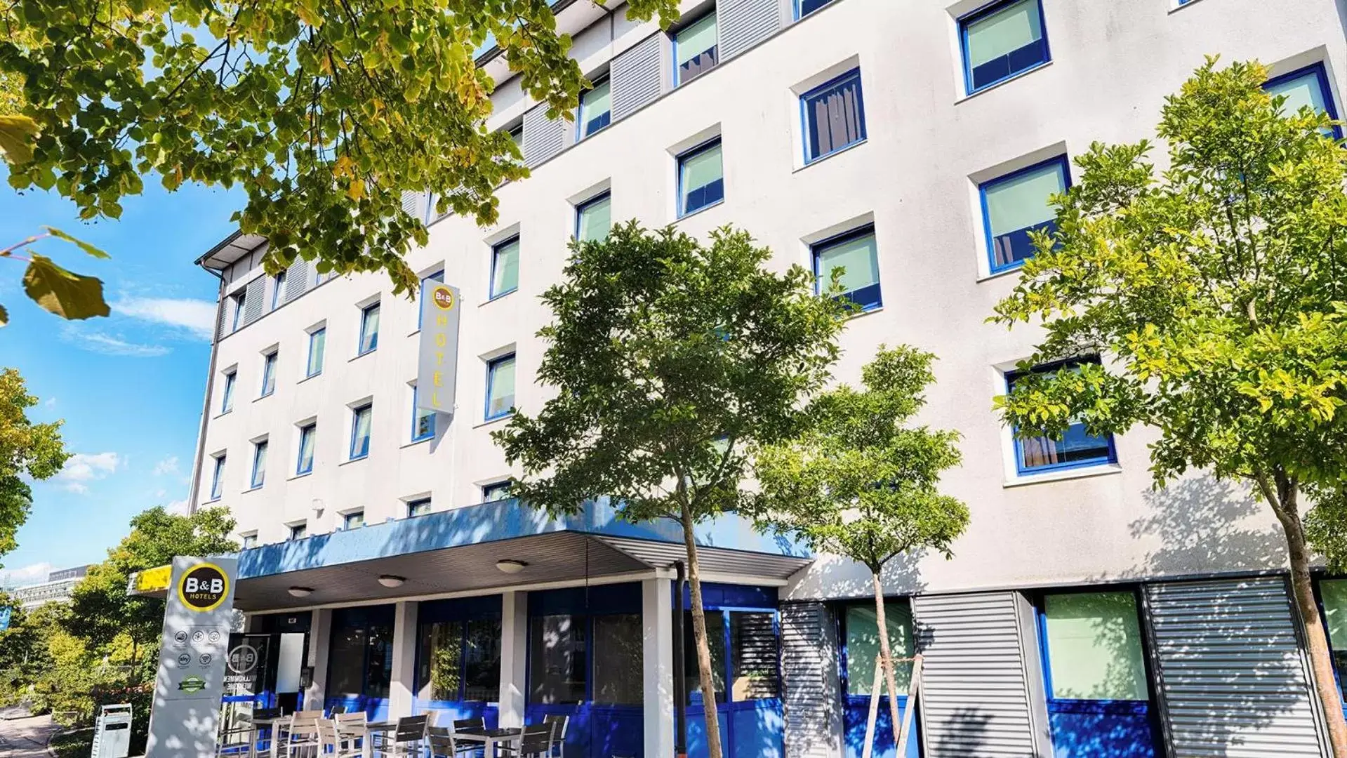 Property Building in B&B Hotel München-Garching