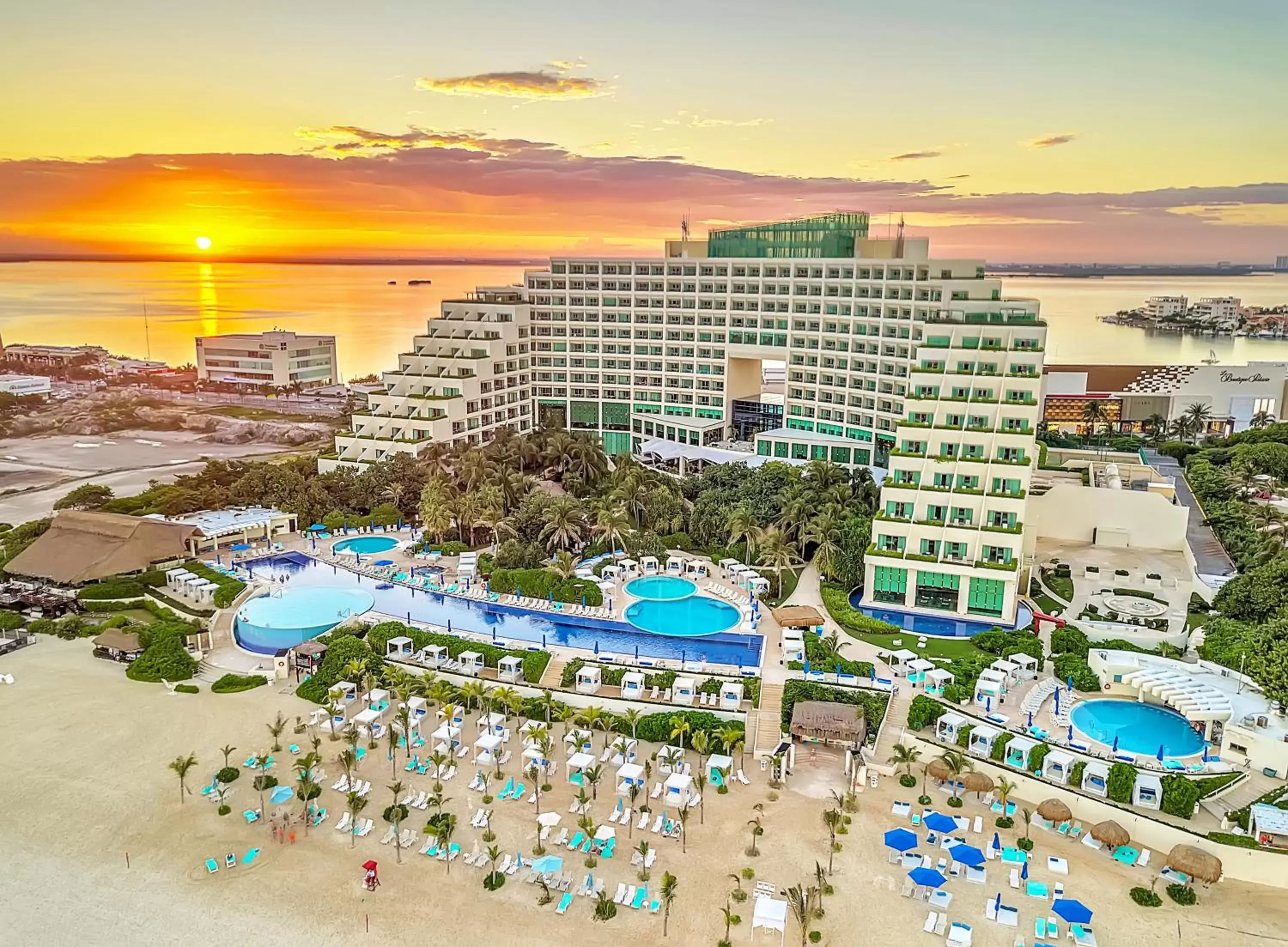 Property building, Bird's-eye View in Live Aqua Beach Resort Cancun
