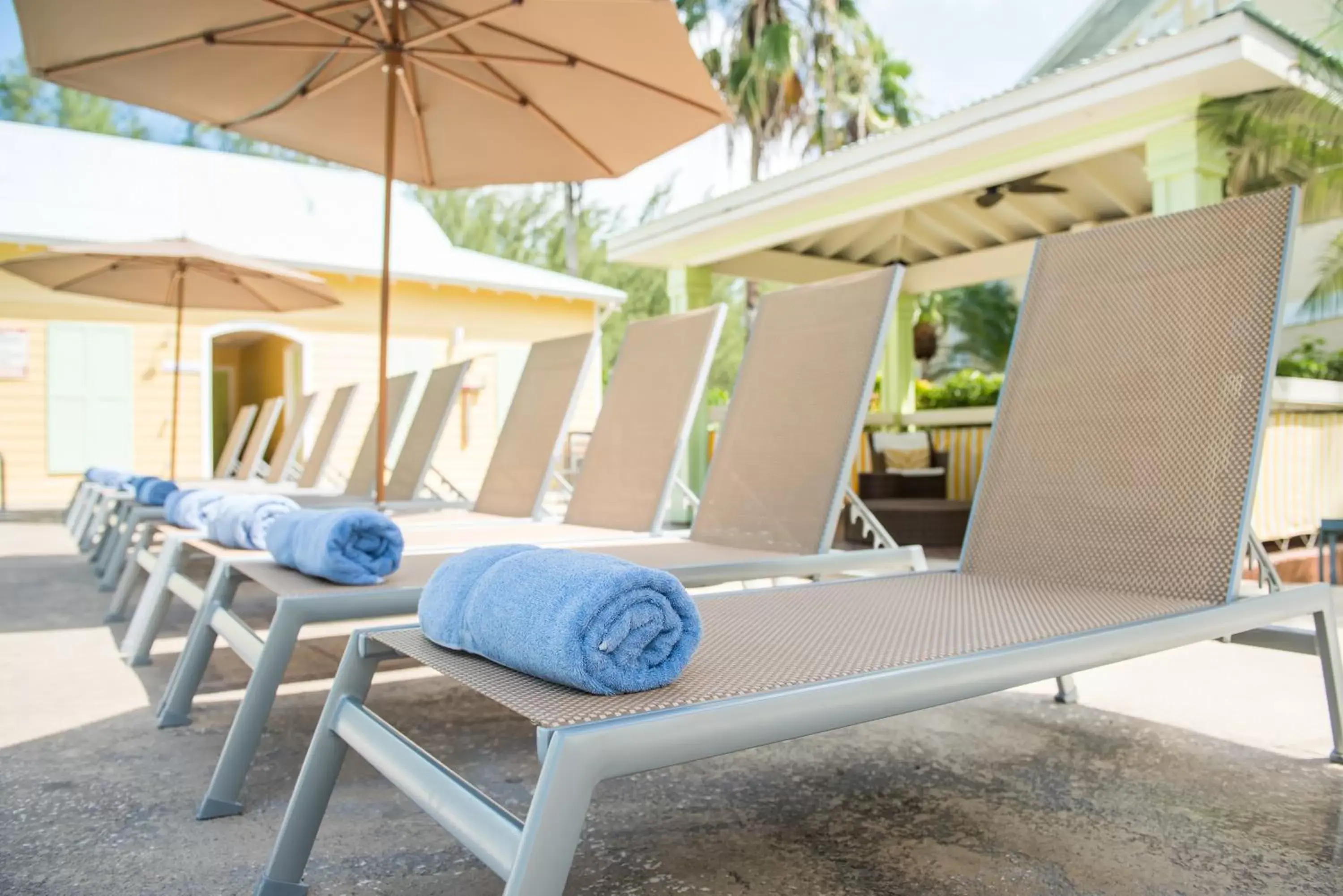 Swimming pool in Sunshine Suites Resort