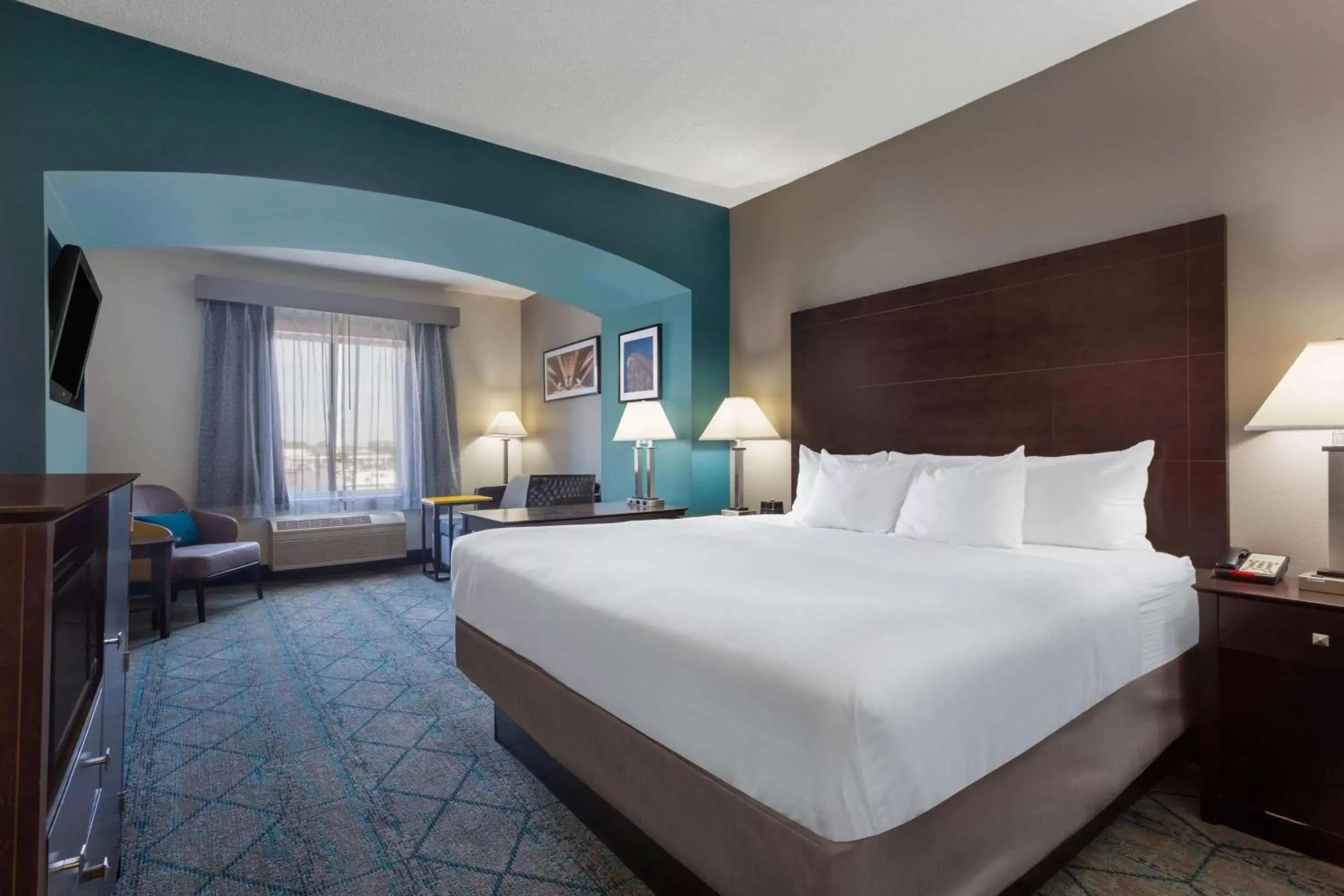 Photo of the whole room, Bed in La Quinta by Wyndham Columbus West - Hilliard