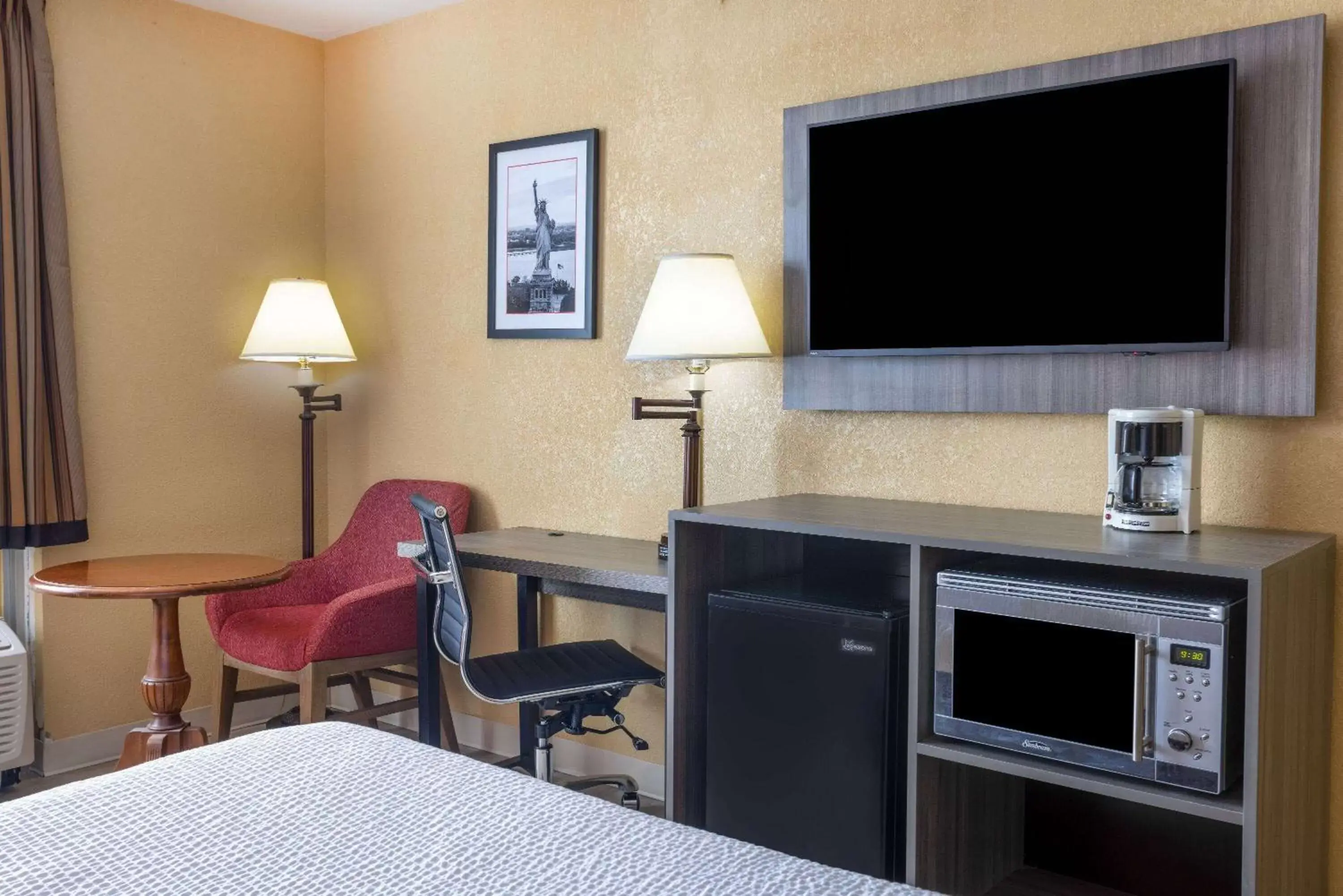 Photo of the whole room, TV/Entertainment Center in Ramada by Wyndham Rome - Verona