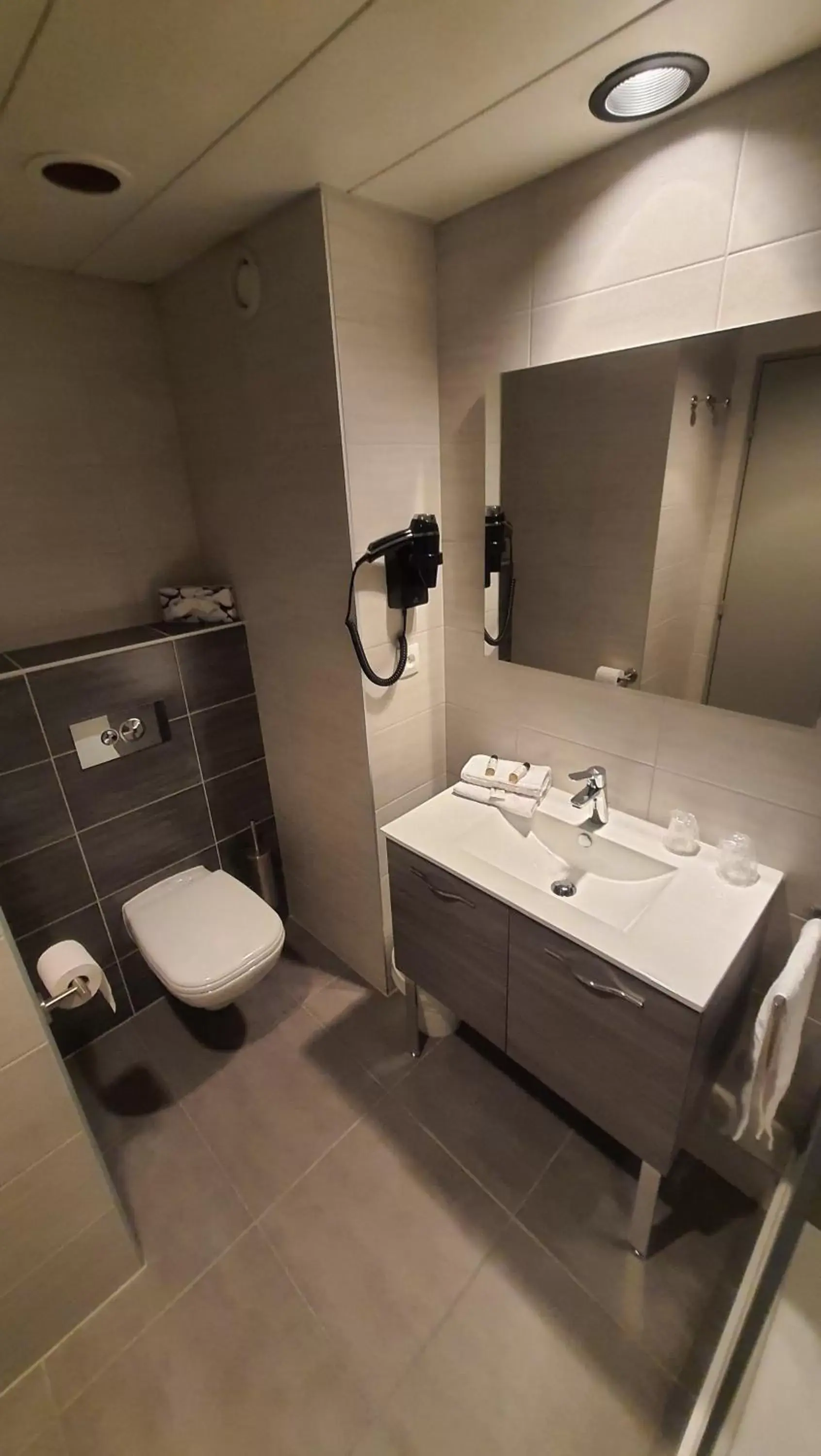 Shower, Bathroom in The Originals City, Hôtel Le Forum, Strasbourg Nord