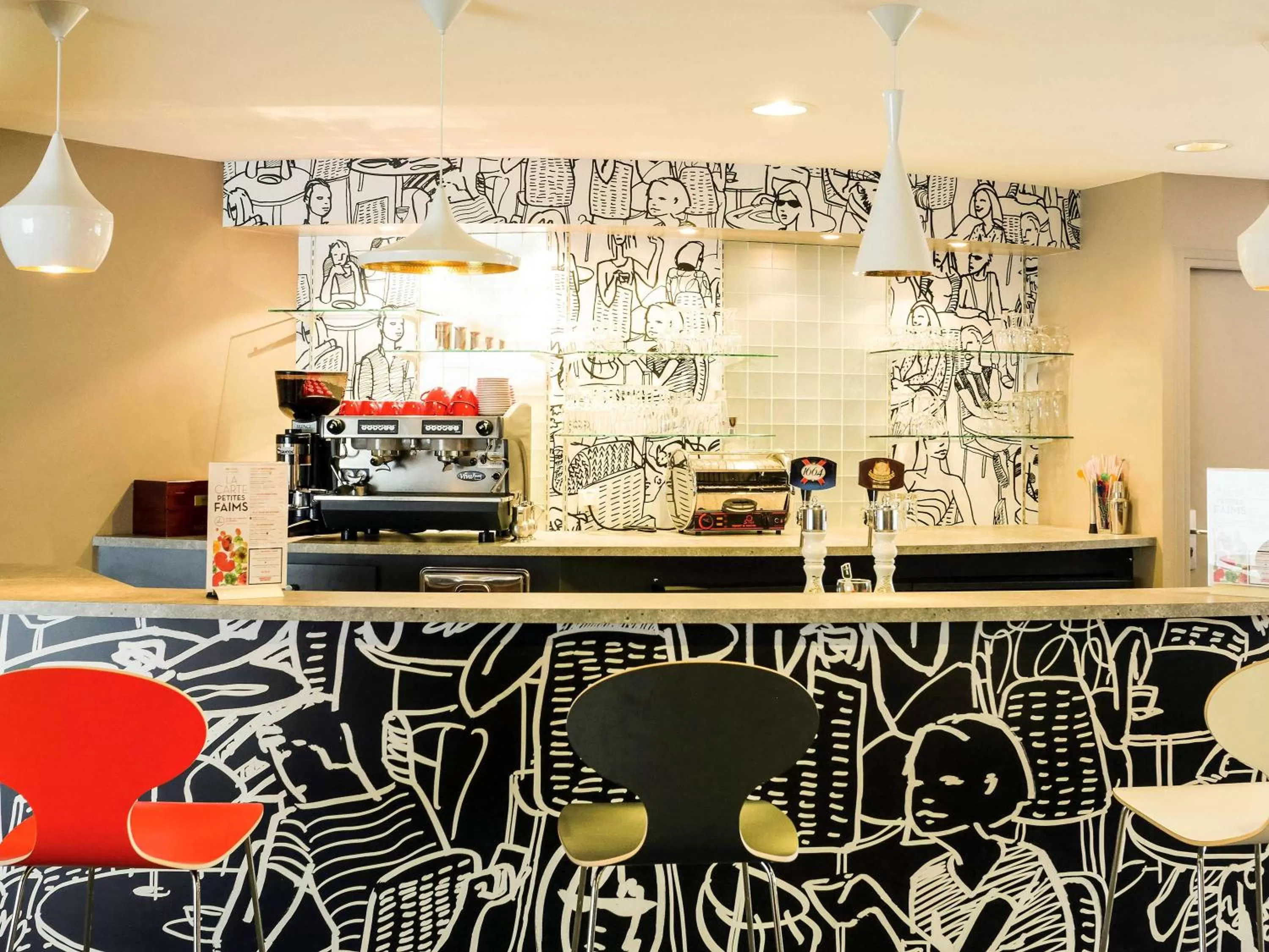 Lounge or bar in ibis Laval Le Relais D'Armor