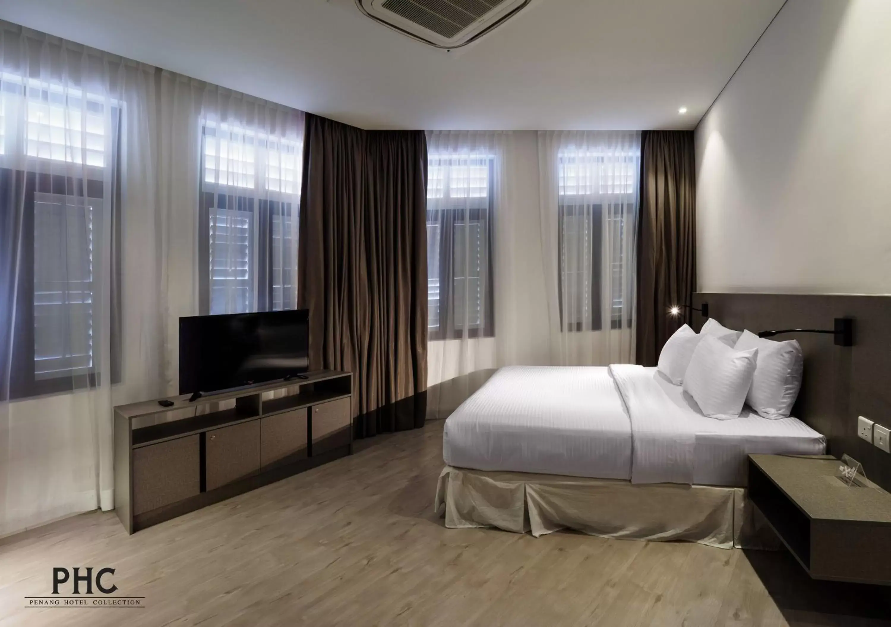 Bedroom, TV/Entertainment Center in Magazine Vista Hotel by PHC