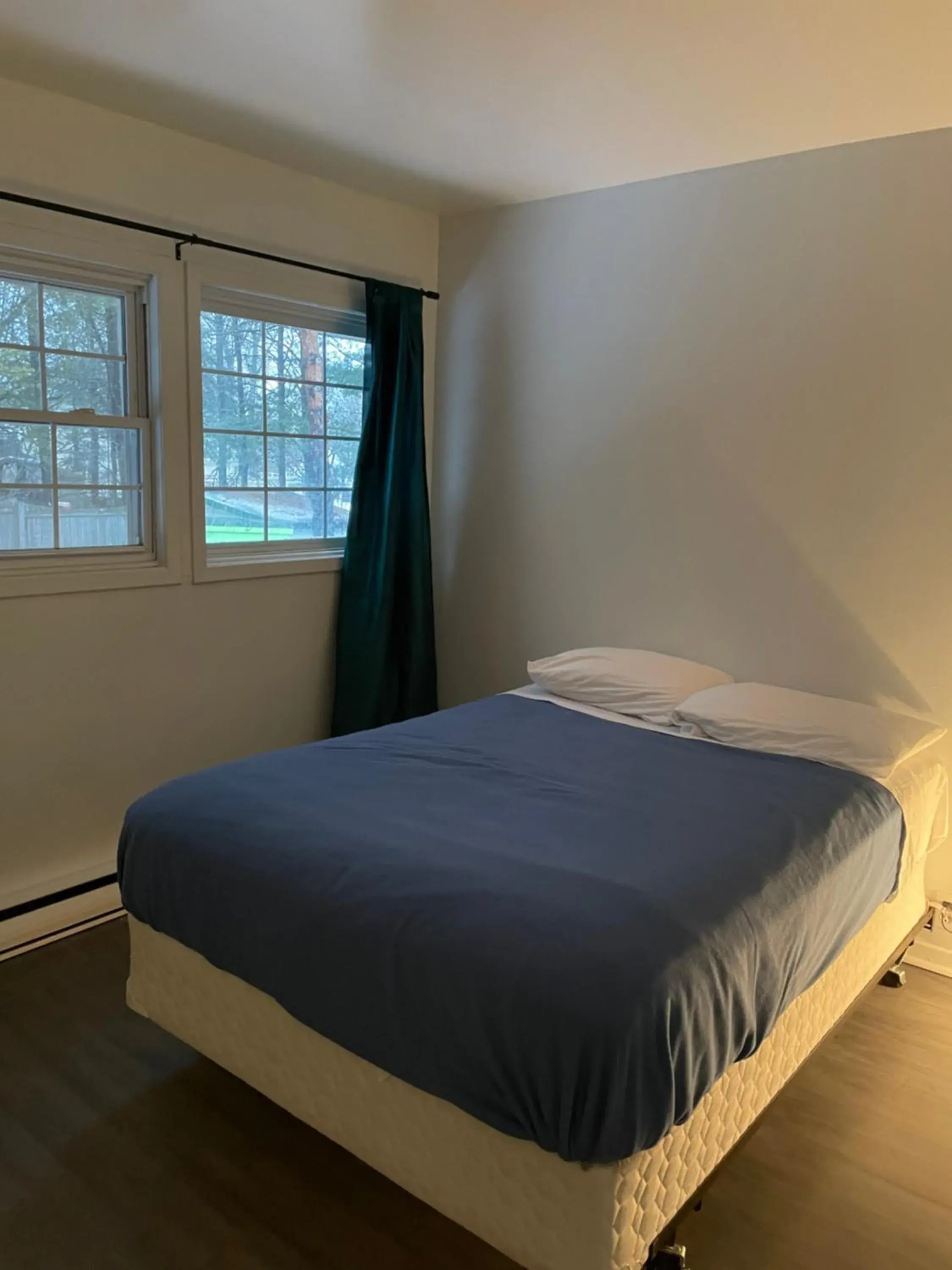 Bedroom, Bed in Norfolk Motel