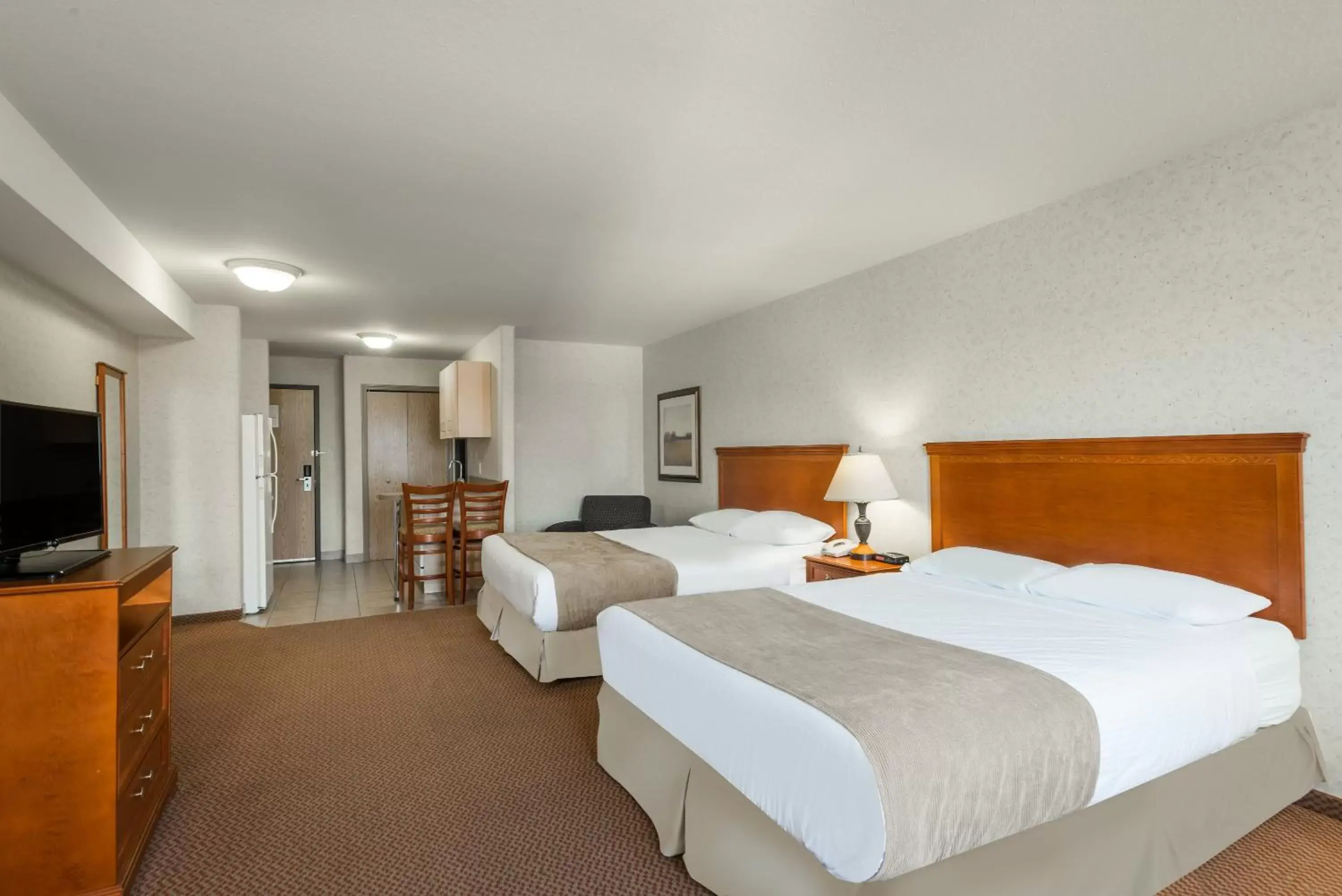 Kitchen or kitchenette, Bed in Super 8 by Wyndham Grande Prairie