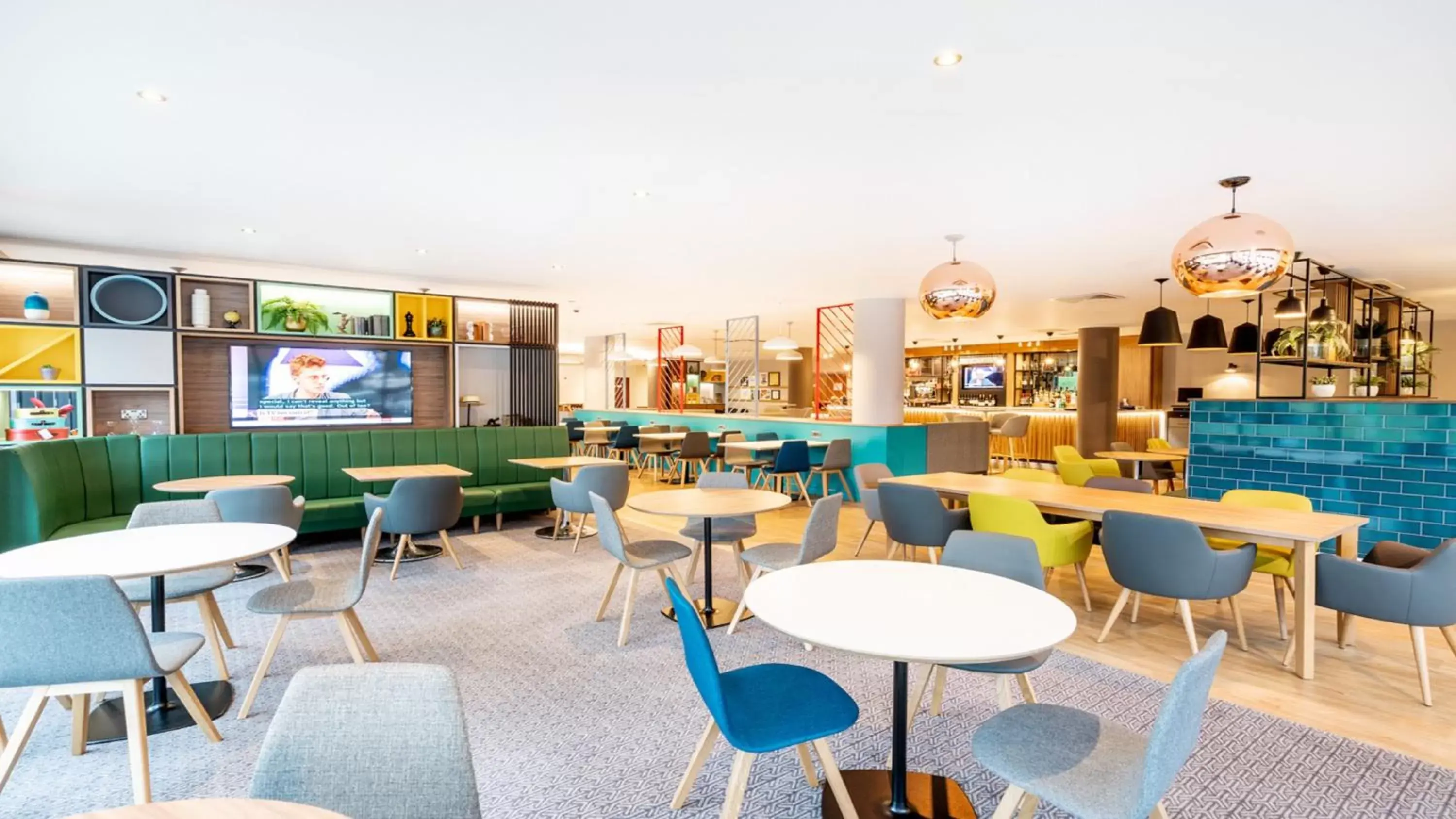 Restaurant/places to eat, Lounge/Bar in Holiday Inn London Luton Airport, an IHG Hotel