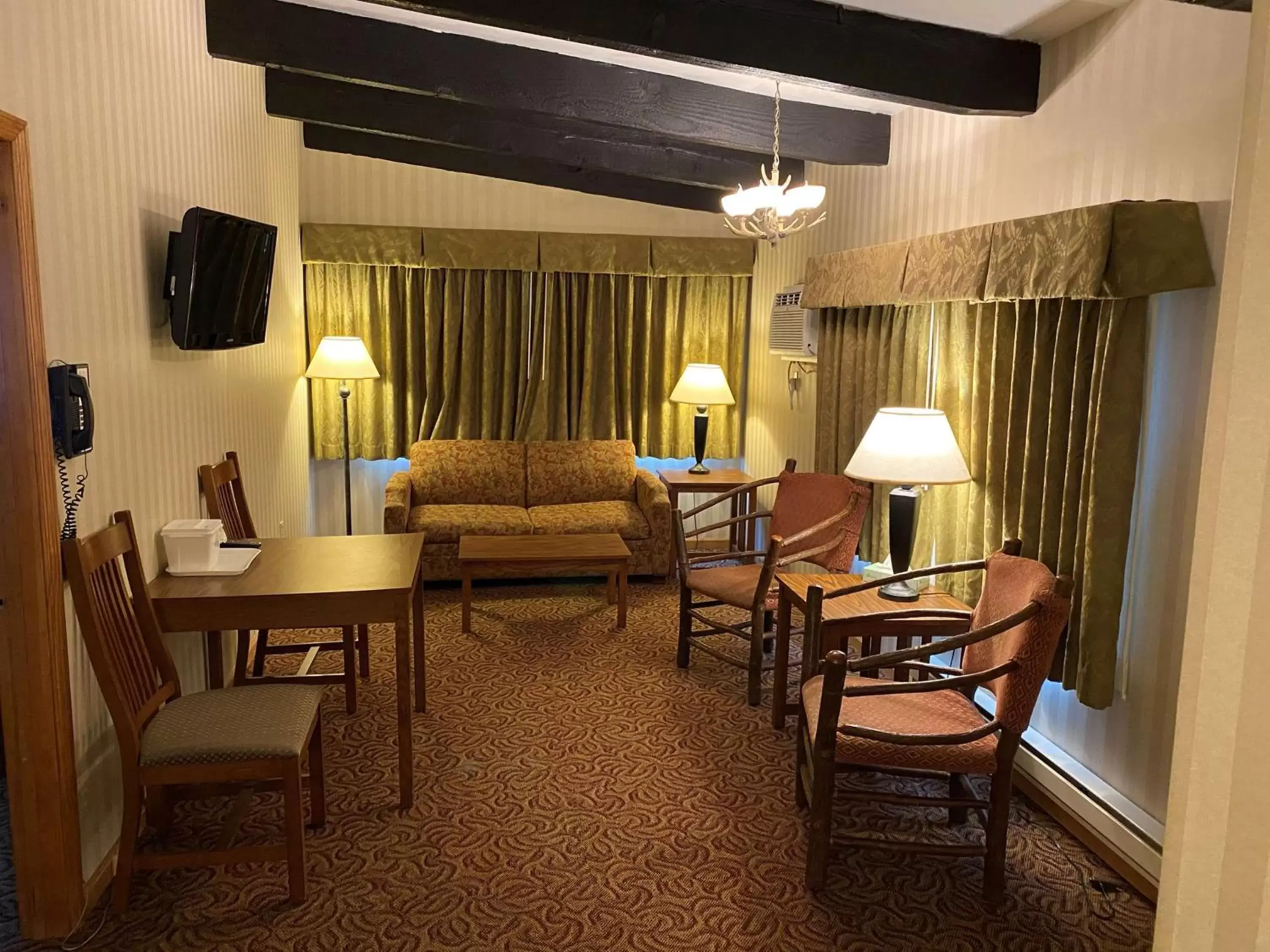 Photo of the whole room, Seating Area in Best Western Adirondack Inn