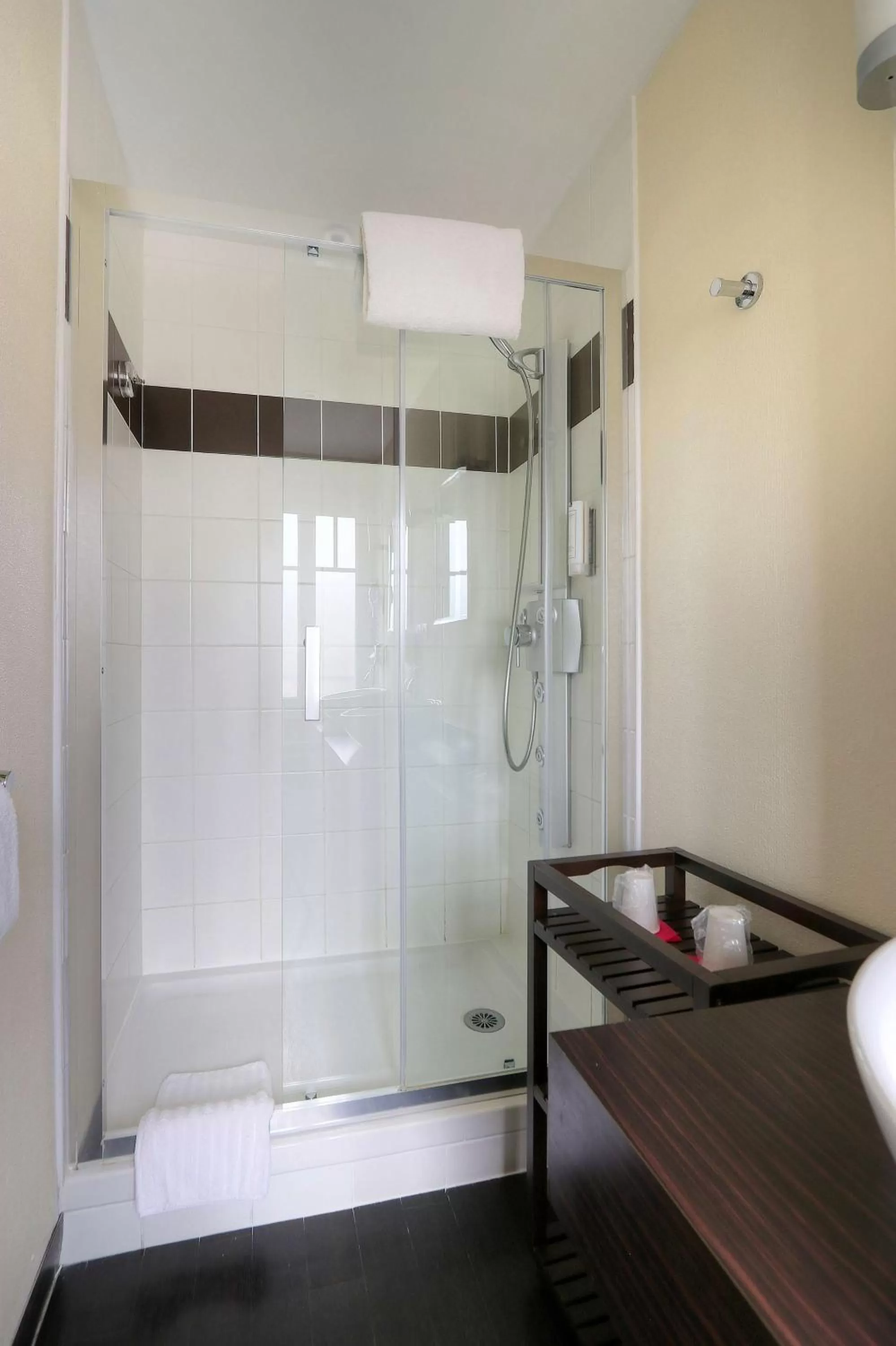 Bathroom in Best Western Hôtel Brittany La Baule Centre & Plages