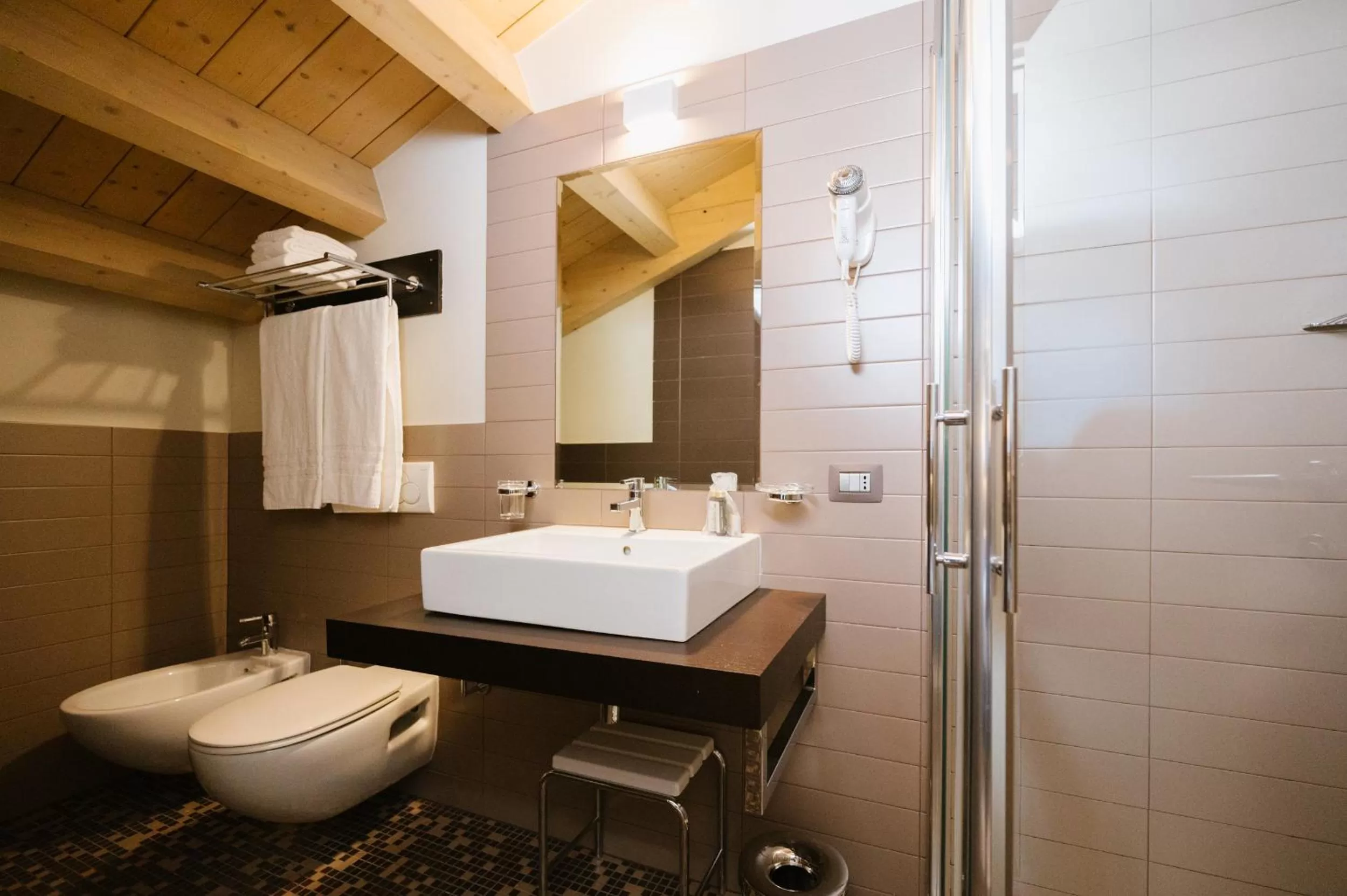 Shower in Lake Hotel La Pieve