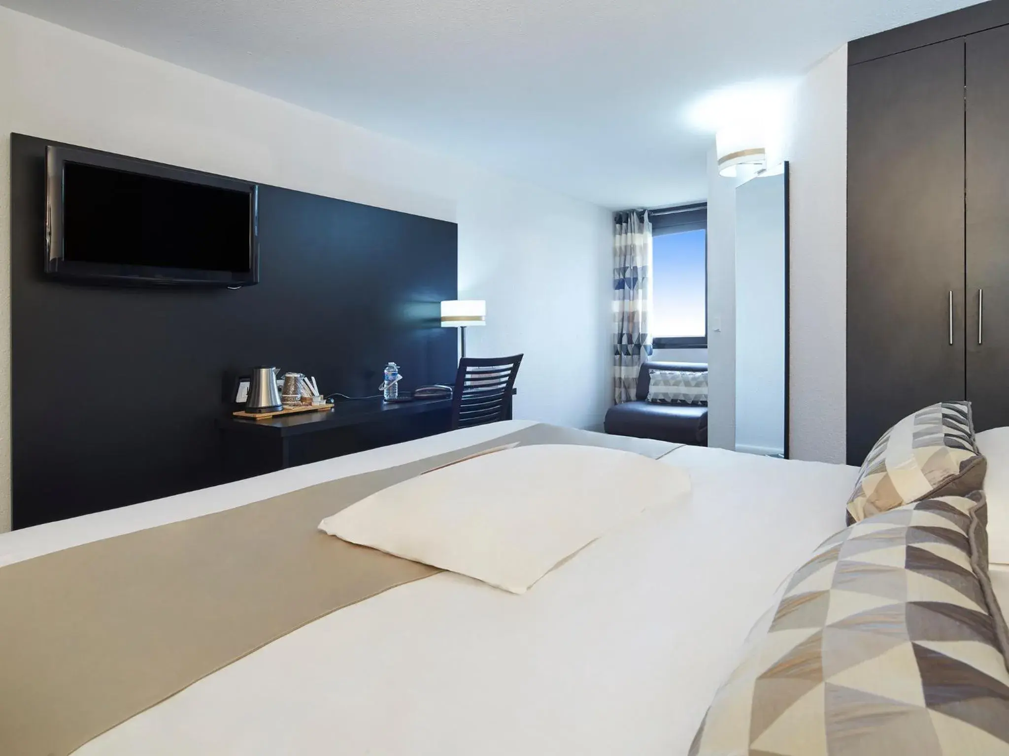 Photo of the whole room, Bed in Kyriad Hotel Meaux Photo of the whole room, Bed in Kyriad Hotel Meaux