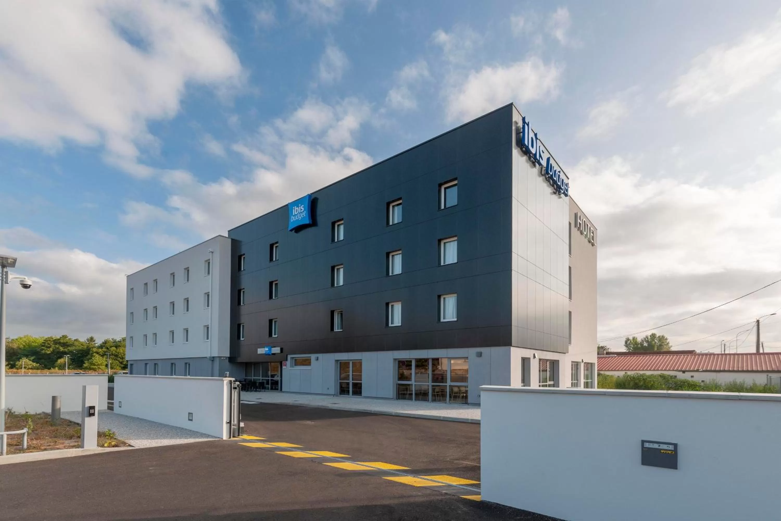 Property building in Ibis Budget Mont De Marsan