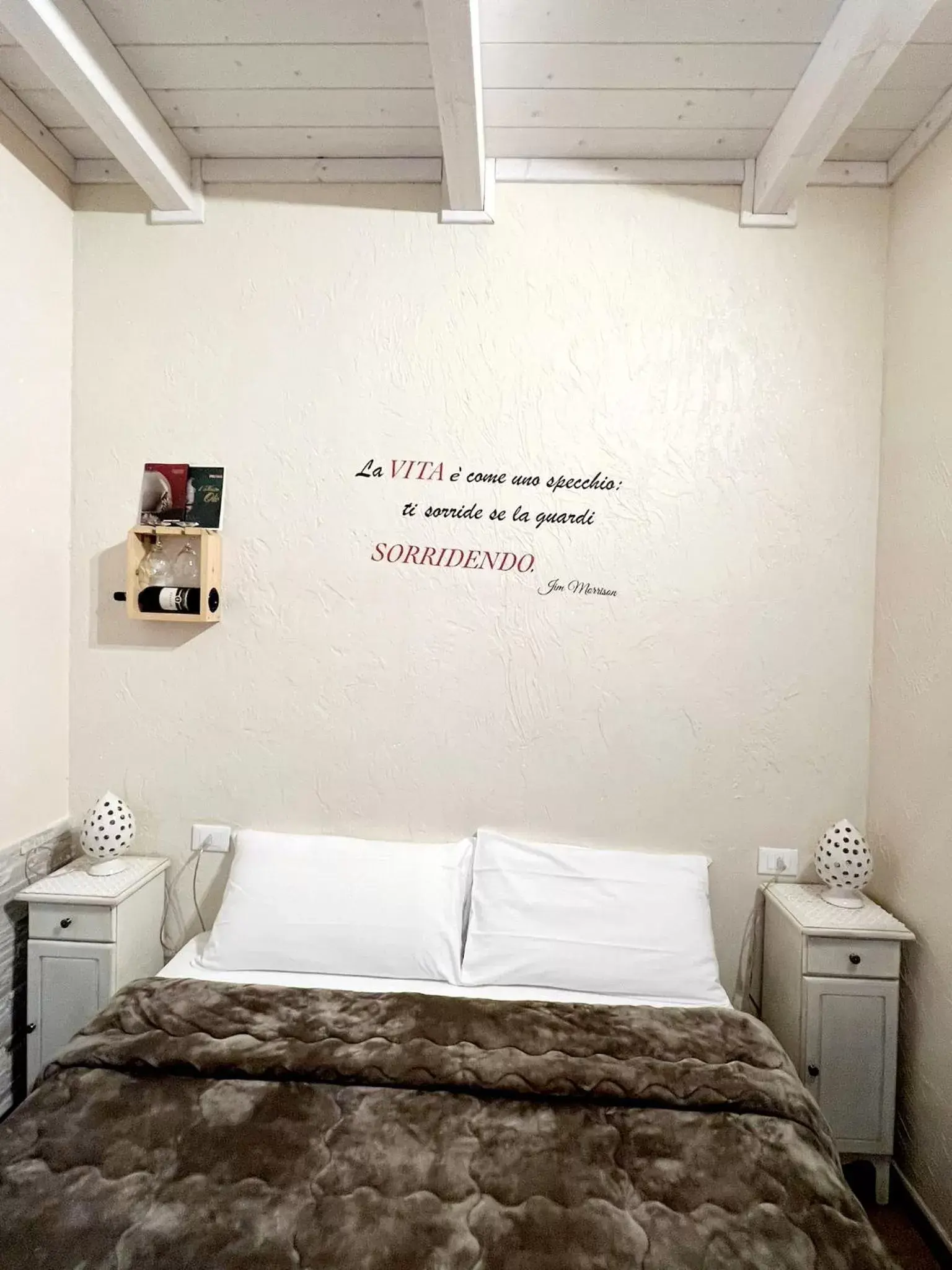 Text overlay, Bed in Il Girasole