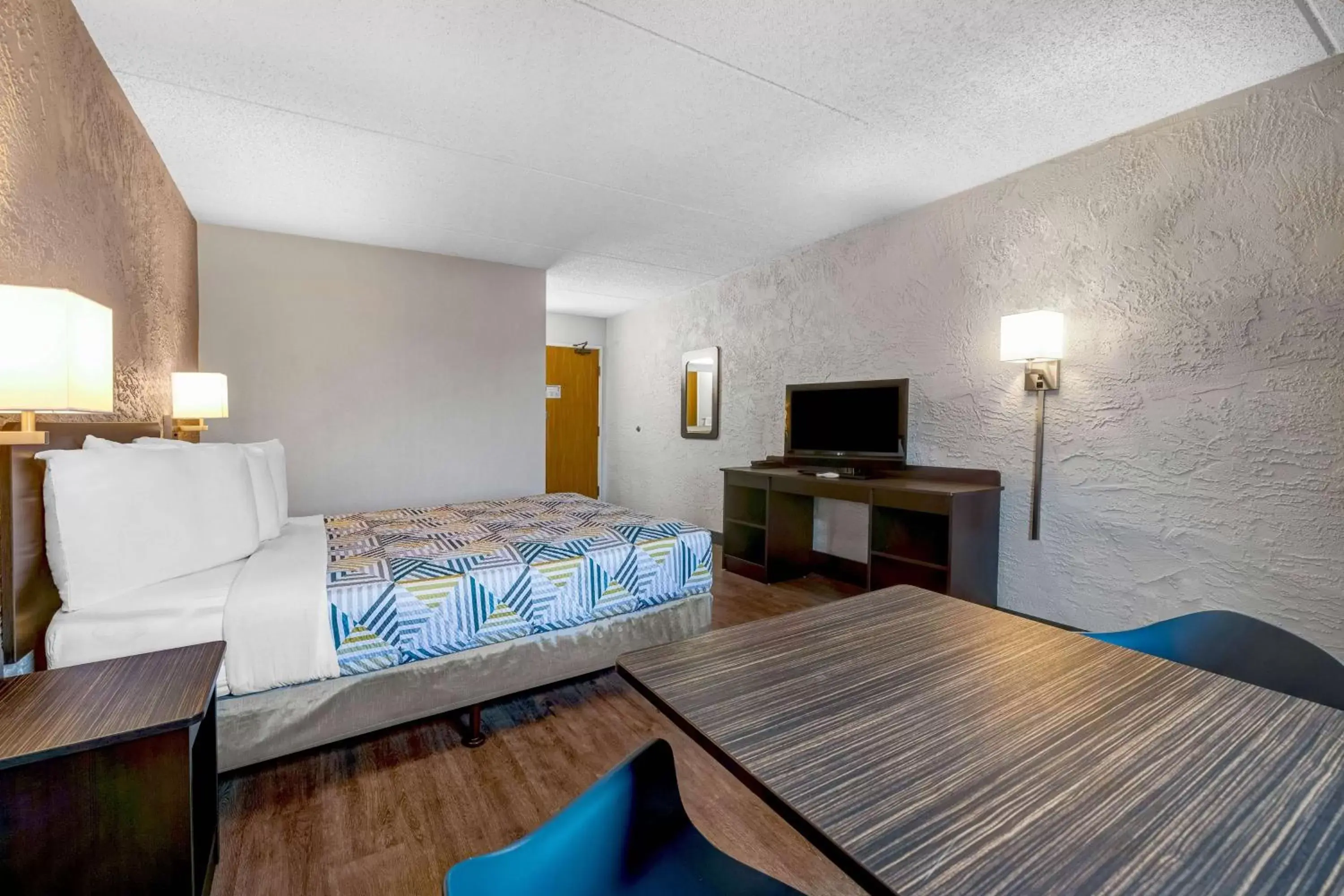 Bedroom in Motel 6-Elk Grove Village, IL - O'Hare