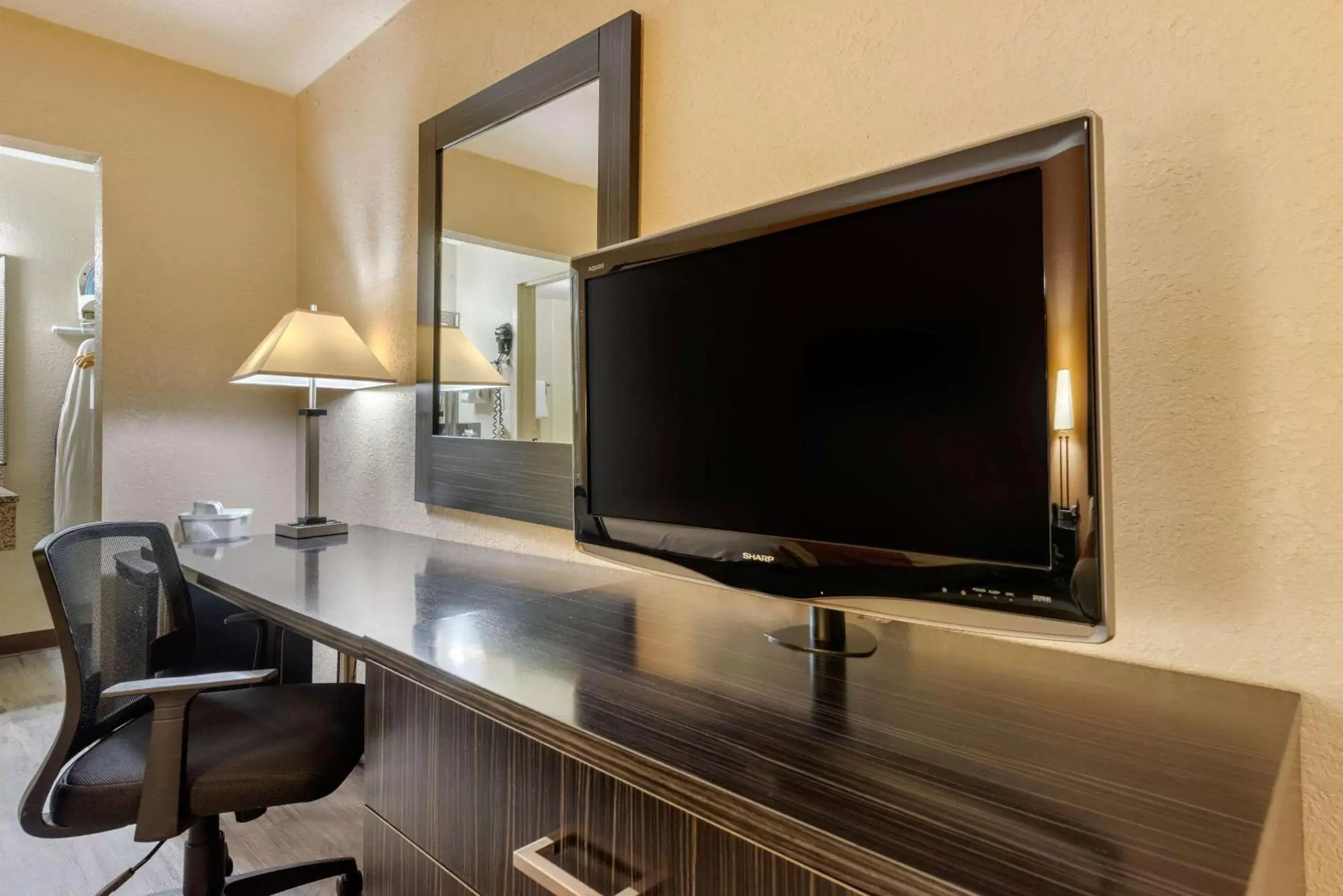 Photo of the whole room, TV/Entertainment Center in Econo Lodge International Drive