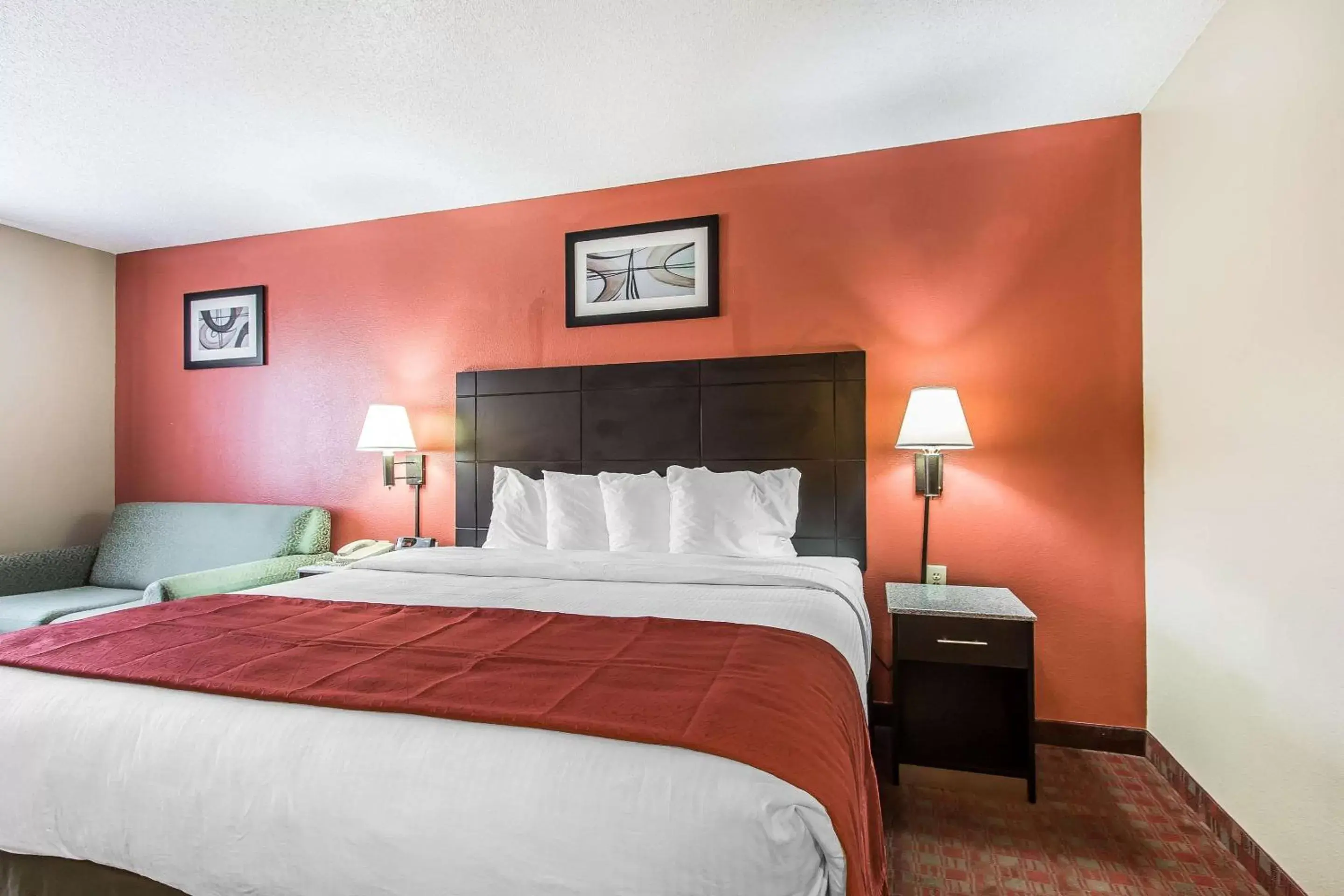 Photo of the whole room, Bed in Quality Inn & Suites La Vergne