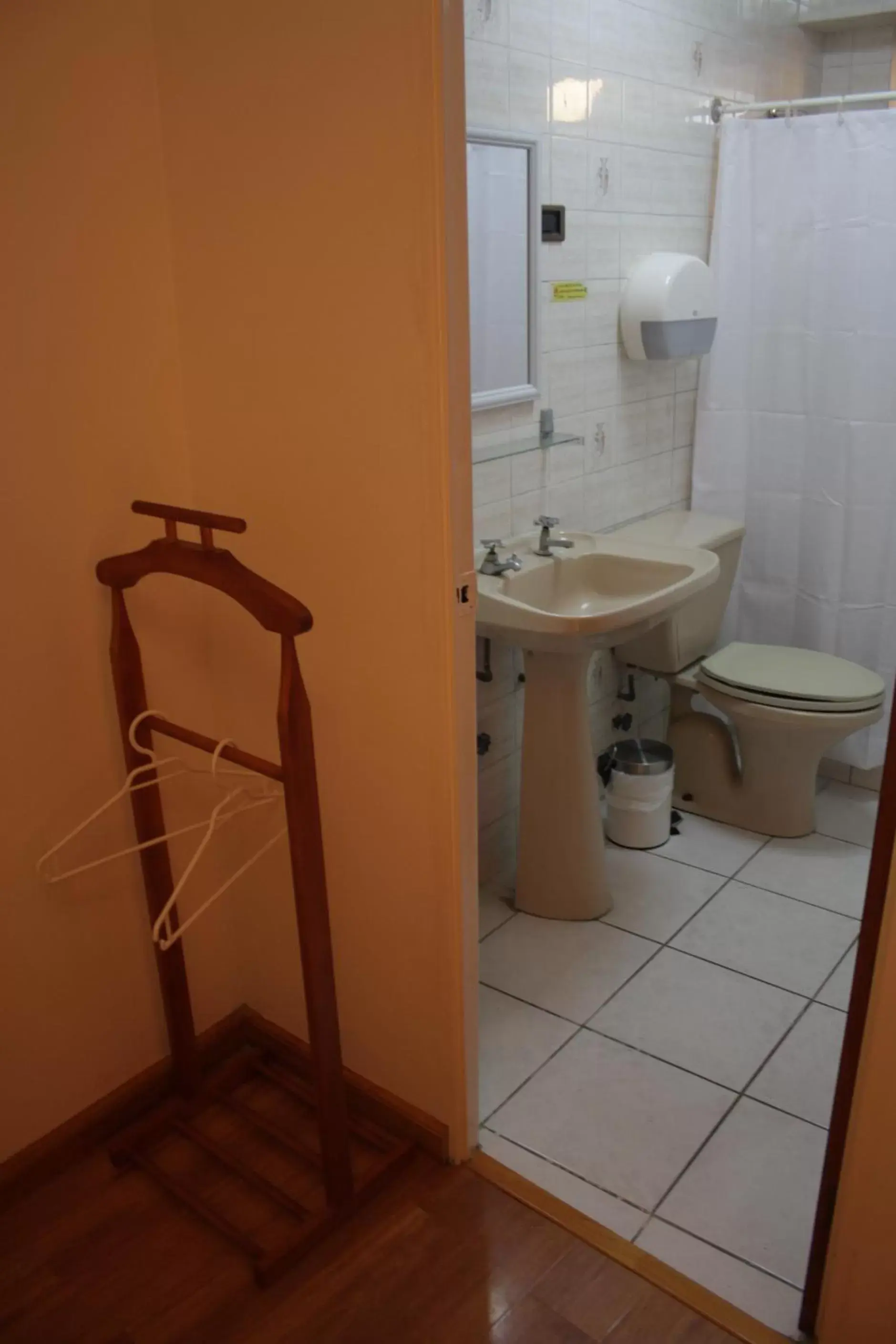 Single Room with Private Bathroom in Hotel Velero Express Single Room with Private Bathroom in Hotel Velero Express