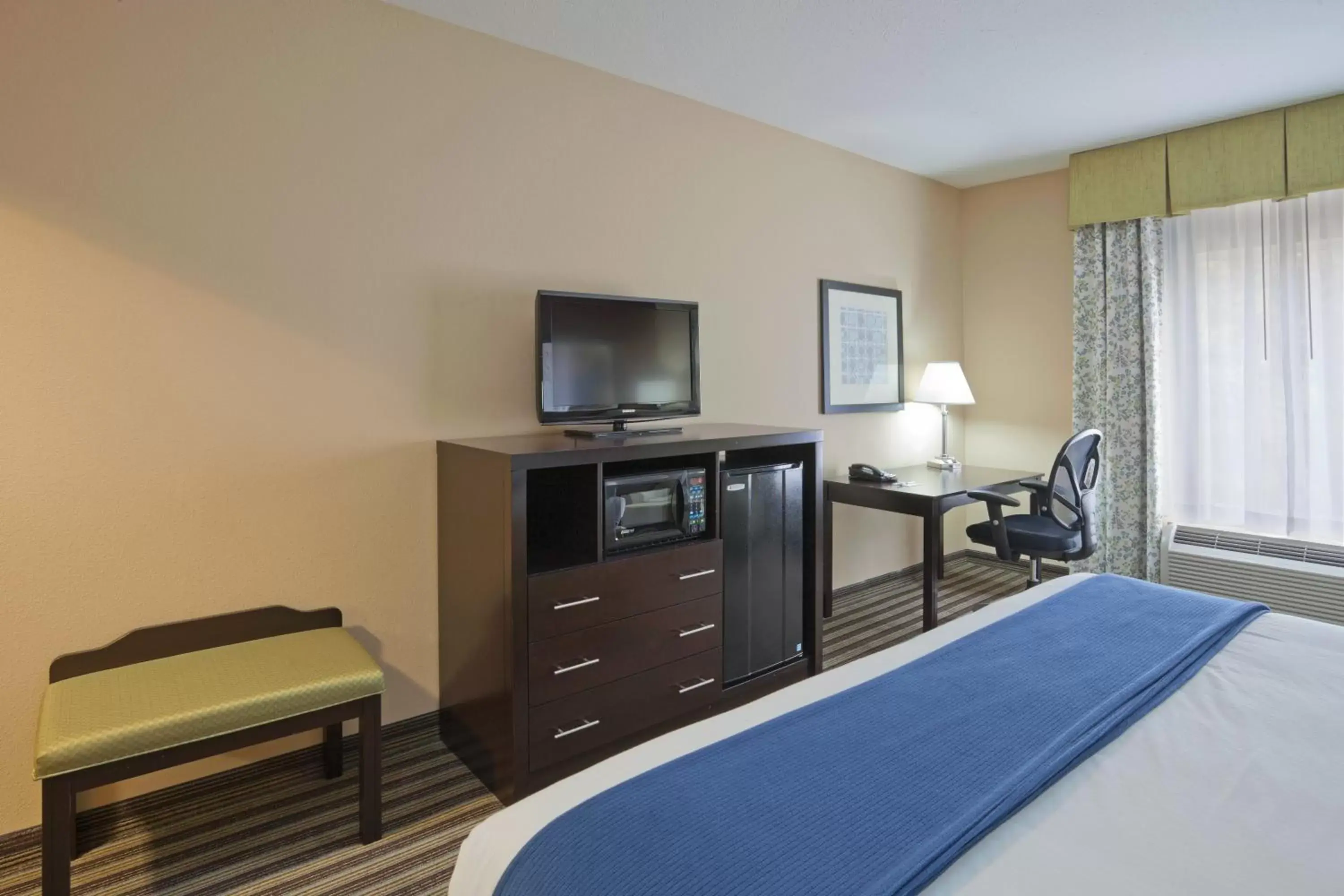 Photo of the whole room, Bed in Holiday Inn Express Columbia, an IHG Hotel