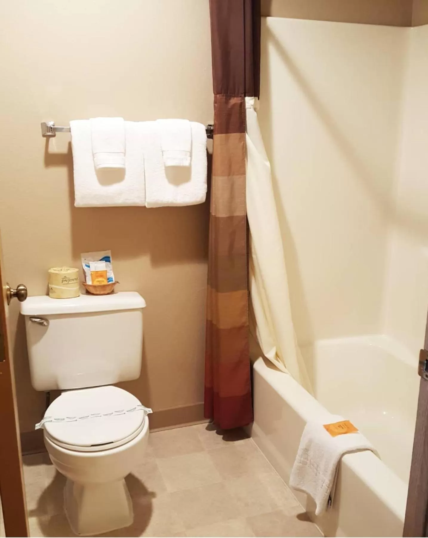 Bathroom in Pacific Inn Motel