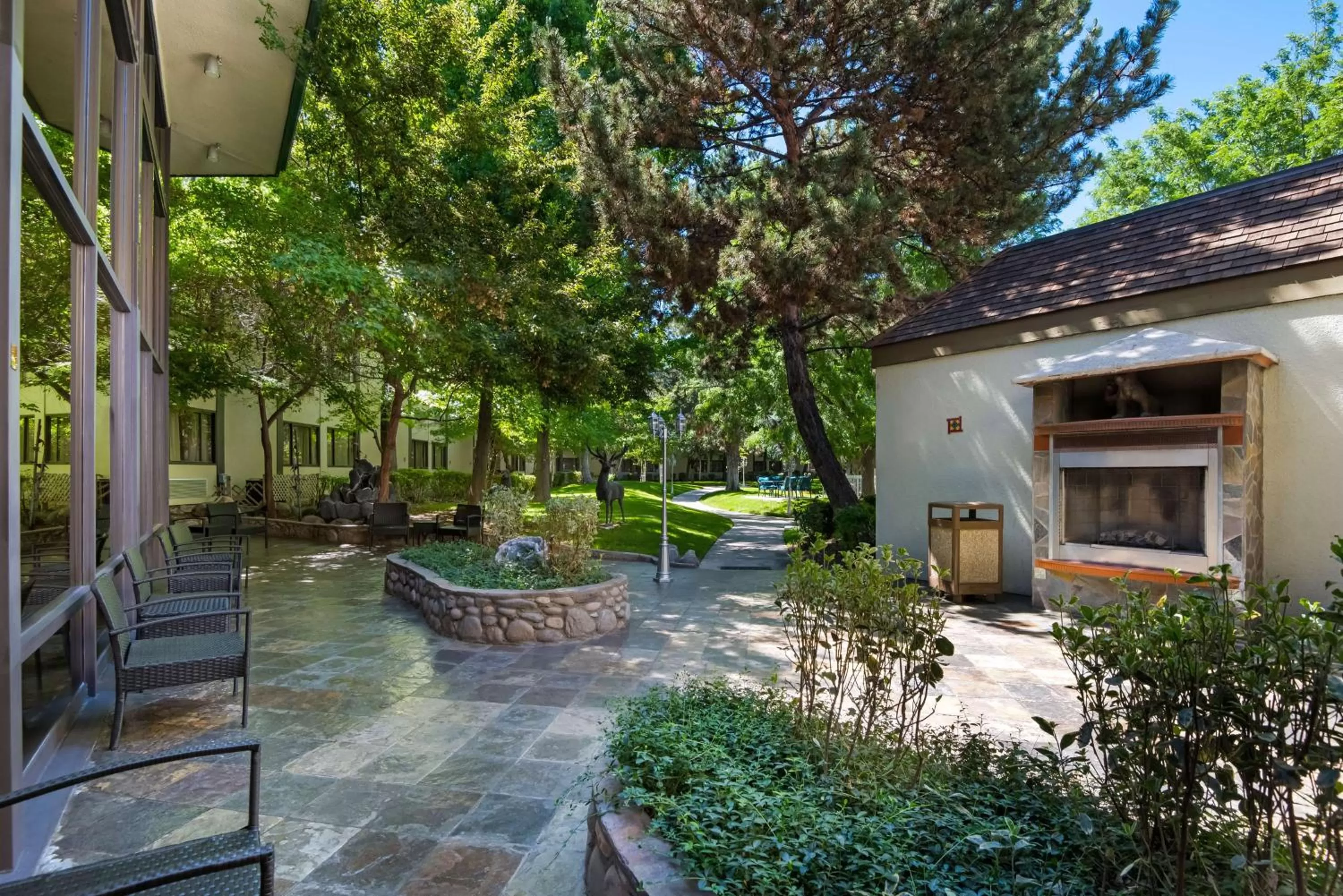 Inner courtyard view in SureStay Plus Hotel by Best Western Reno Airport