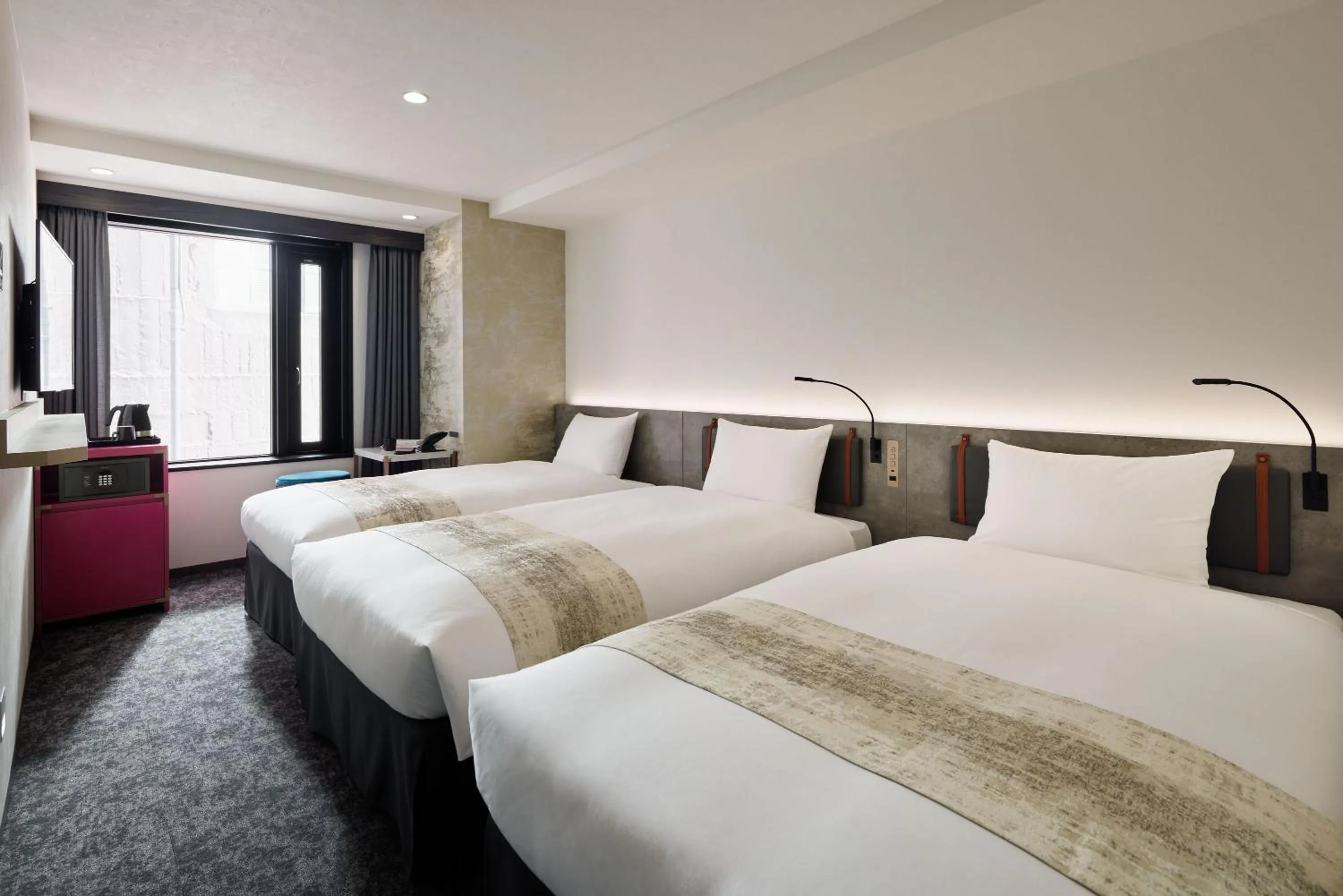 Photo of the whole room, Bed in the b ginza