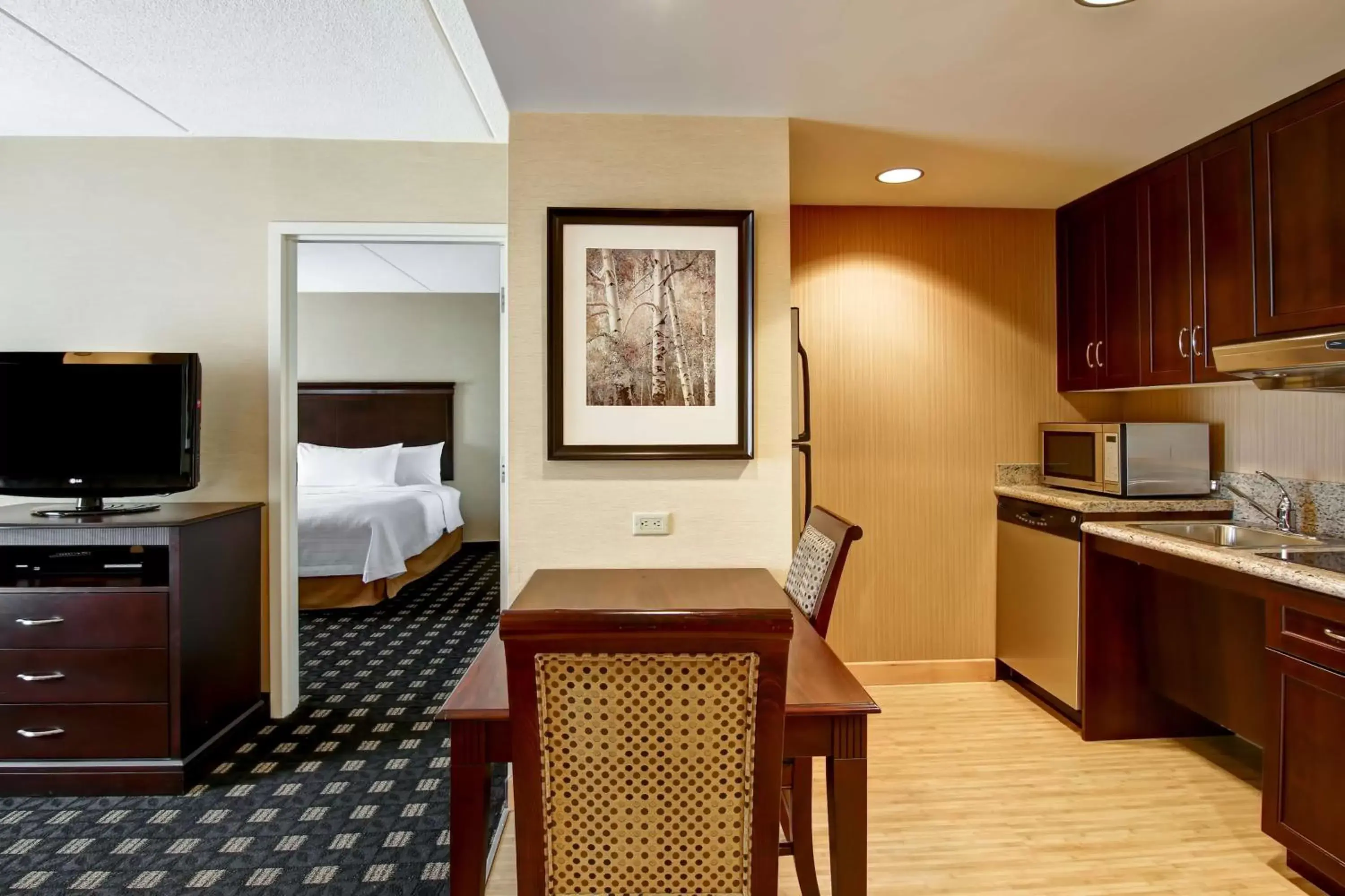 Bedroom, Kitchen/Kitchenette in Homewood Suites by Hilton Toronto Airport Corporate Centre