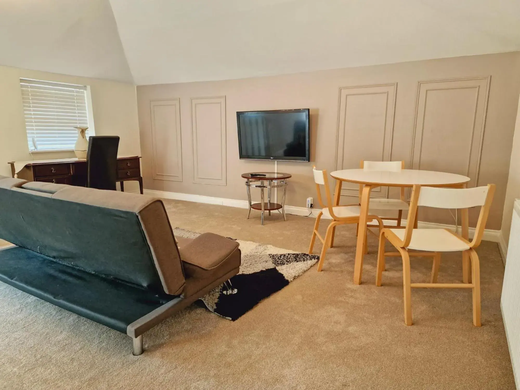 Living room, TV/Entertainment Center in Wentworth House - Free Parking