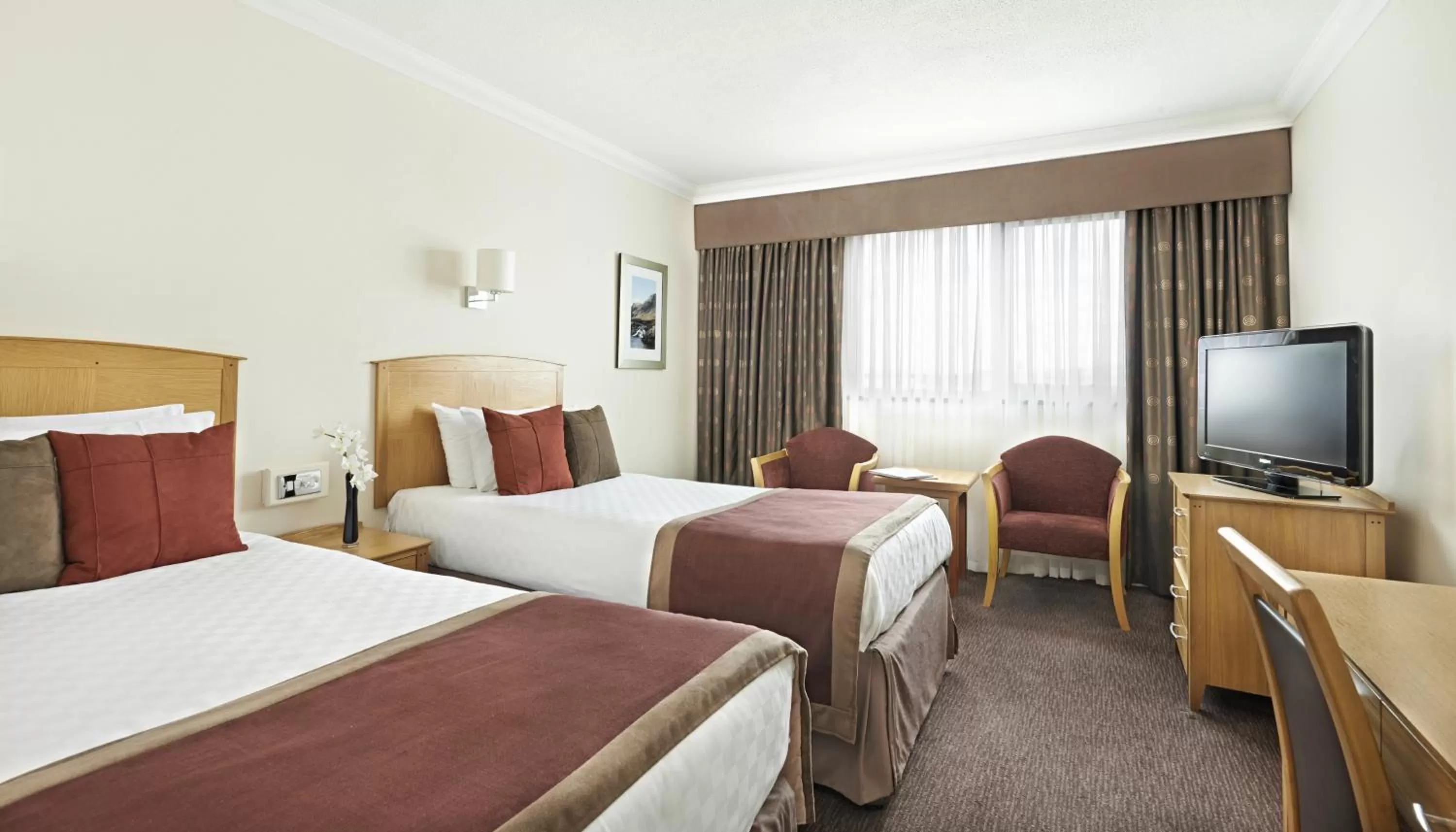 Bedroom, Bed in The Aberdeen Altens Hotel