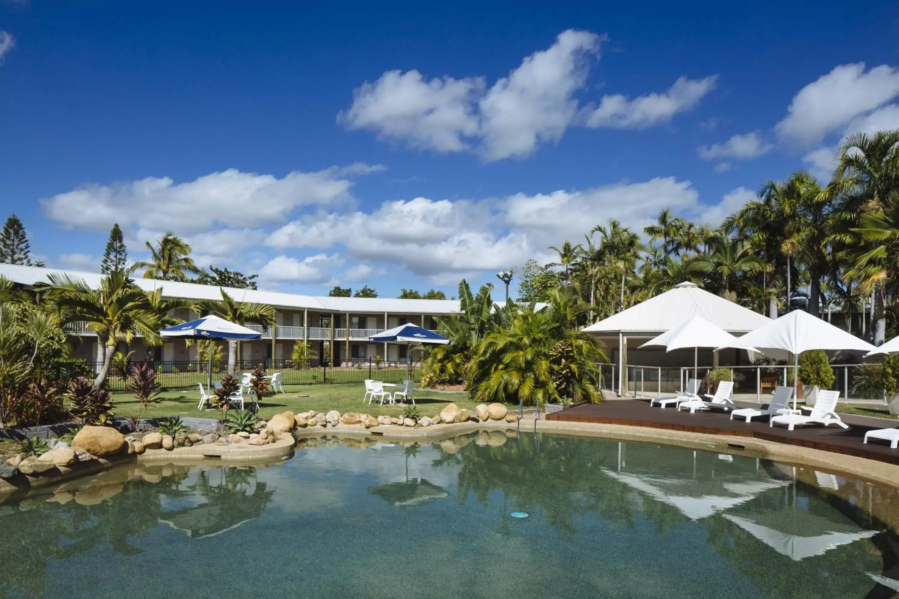 Garden, Swimming Pool in Mercure Townsville