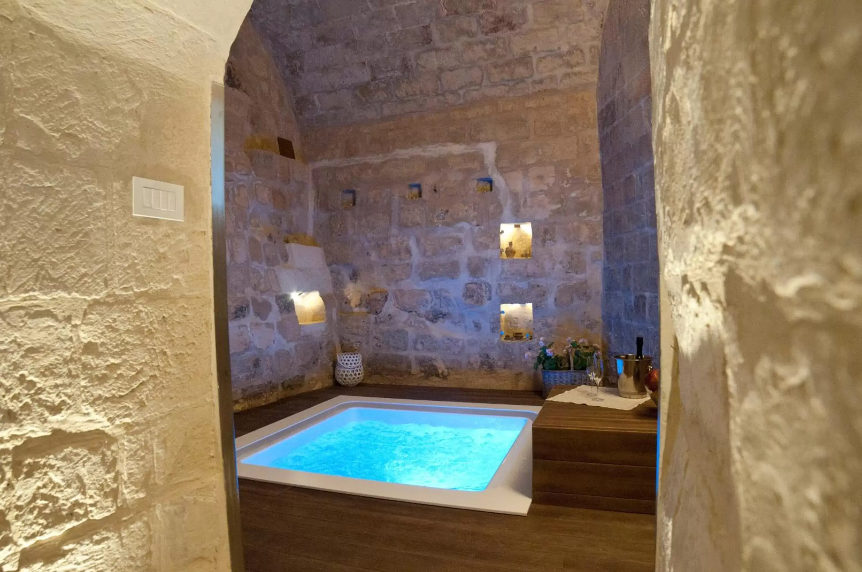Hot Tub, Swimming Pool in Mata Suite