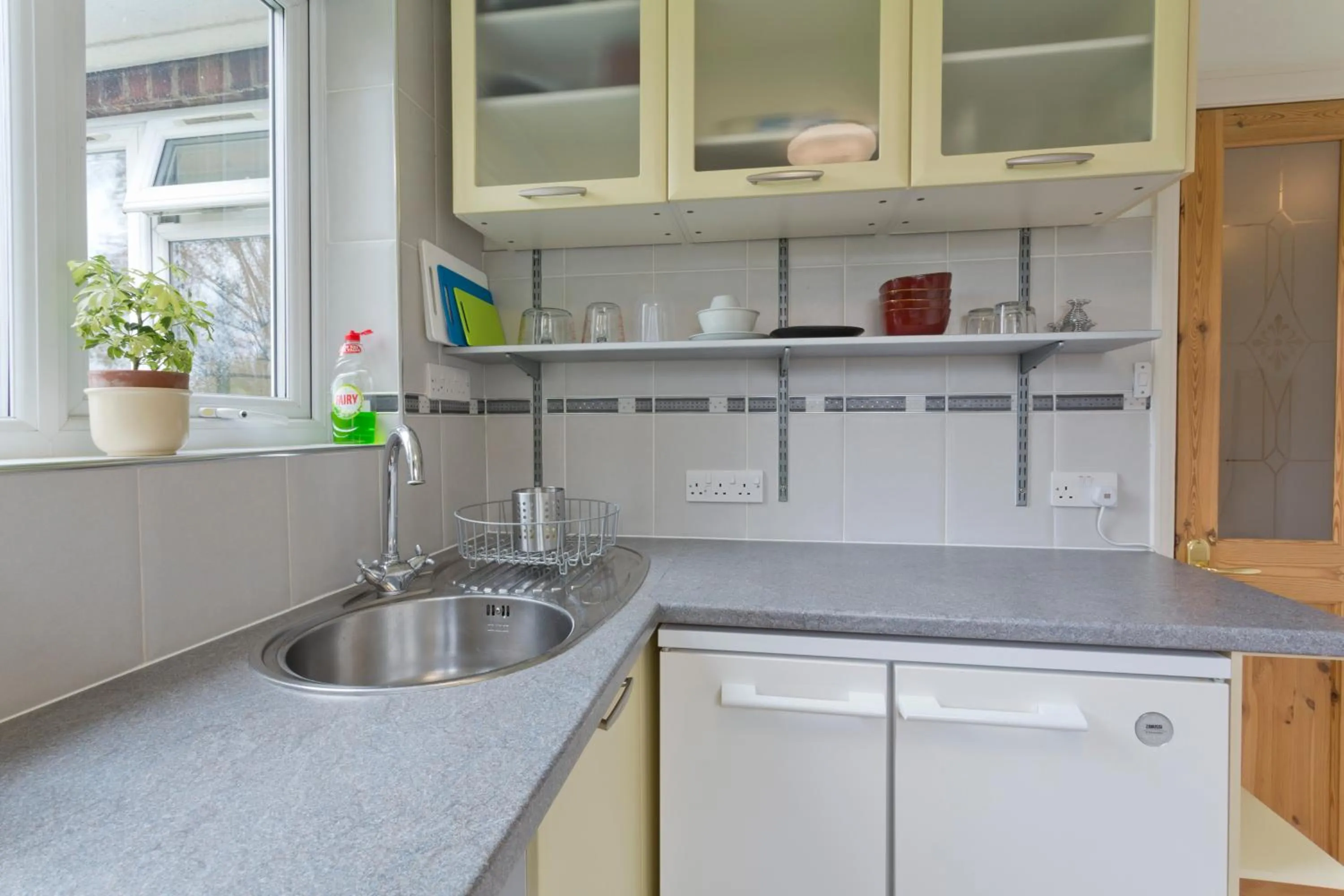 Kitchen or kitchenette in Poplar House Serviced Apartments