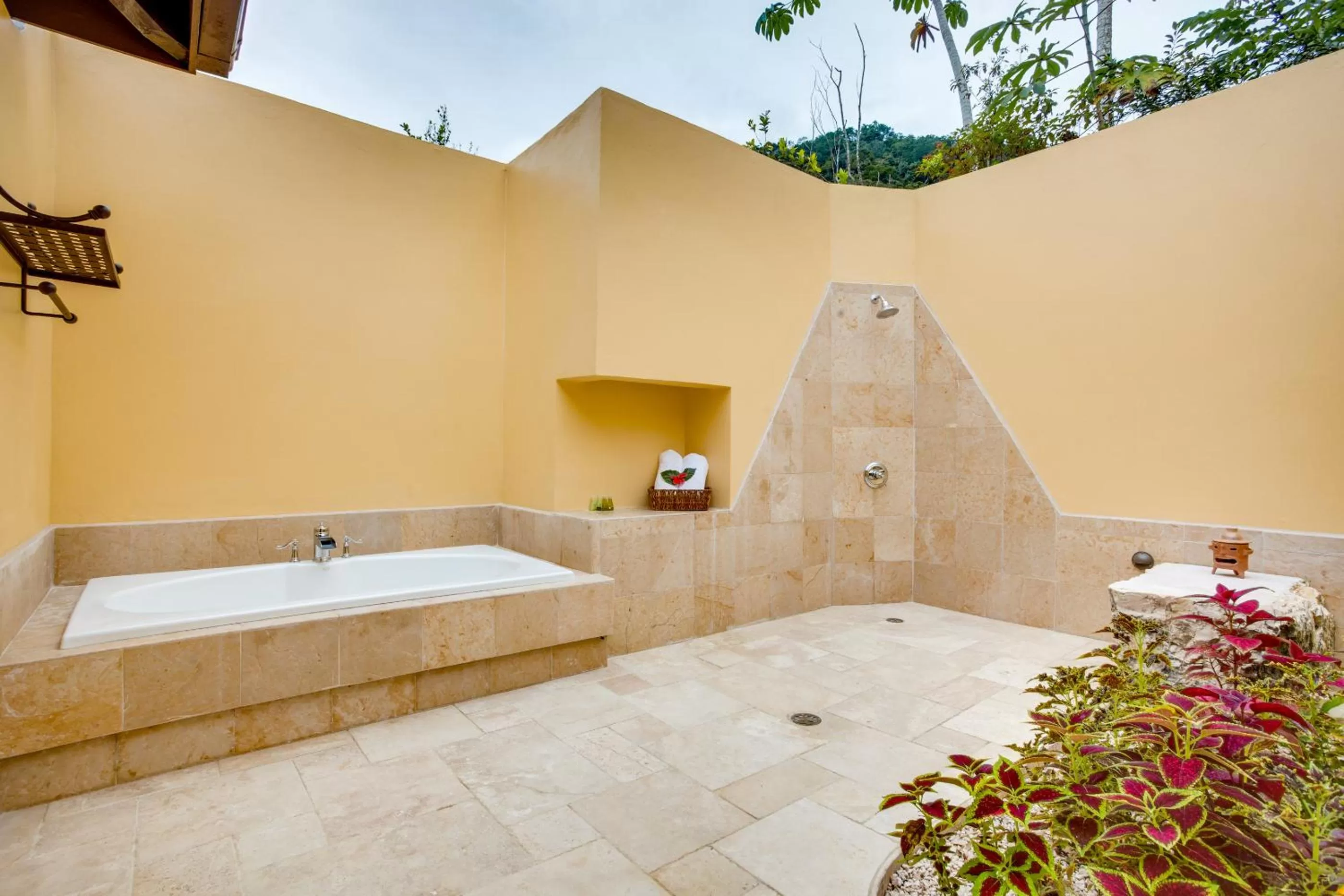 Bath in Sleeping Giant Rainforest Lodge