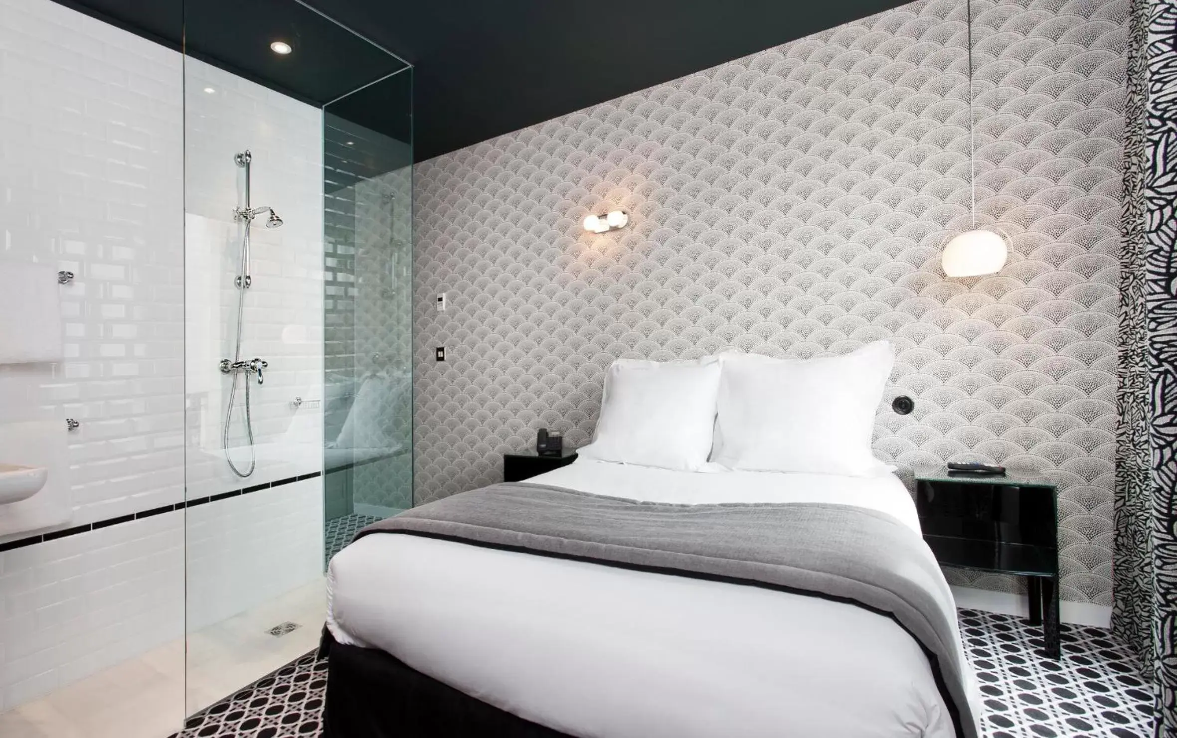 Shower, Bed in Hôtel Emile Le Marais