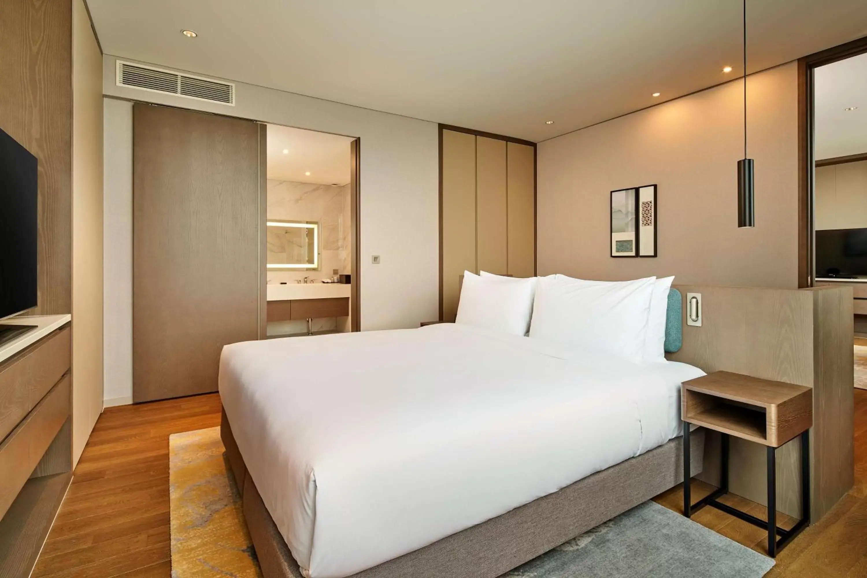 Bedroom, Bed in Hilton Garden Inn Seoul Gangnam