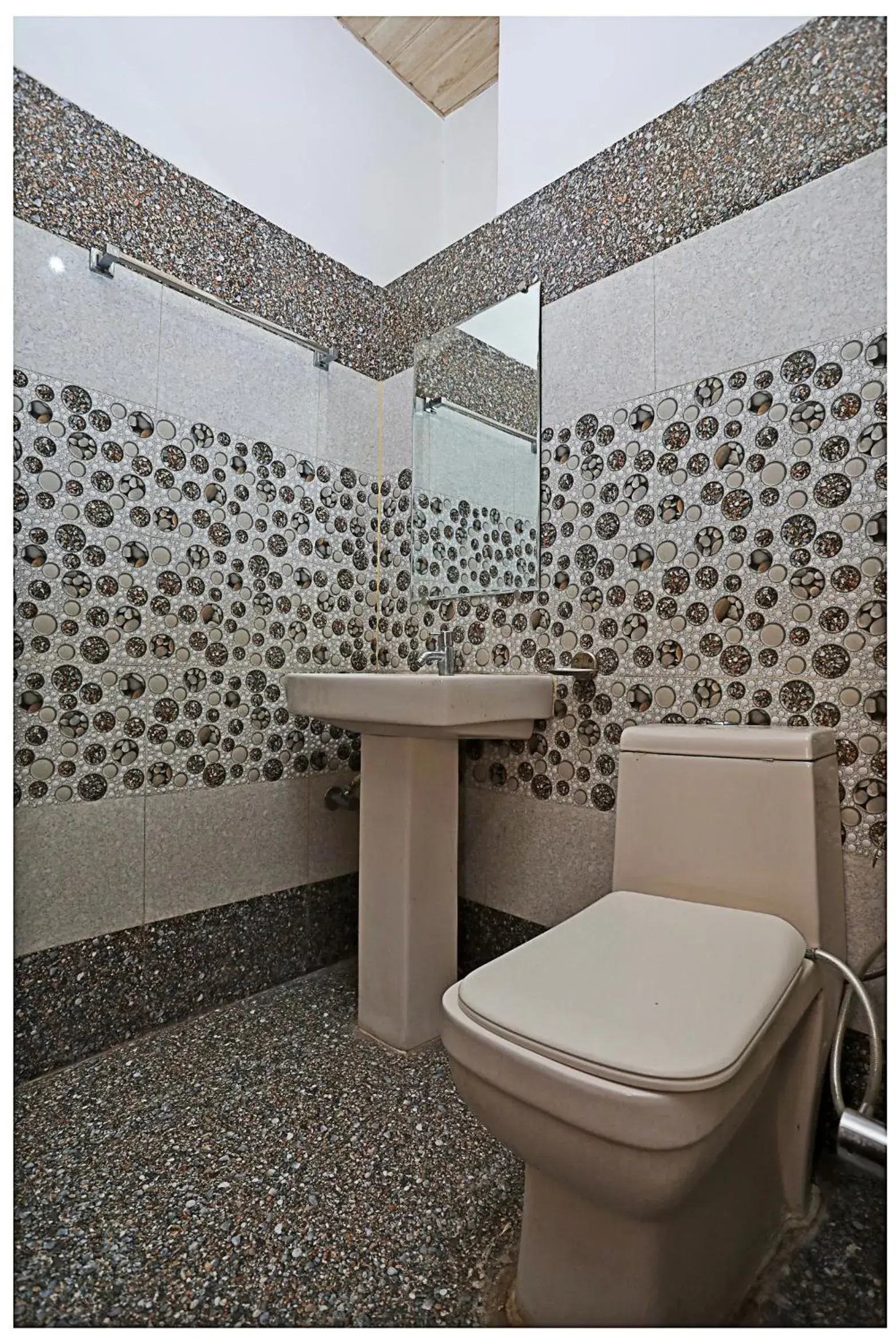 Bathroom in Hotel Sehmi's Best Rest Inn
