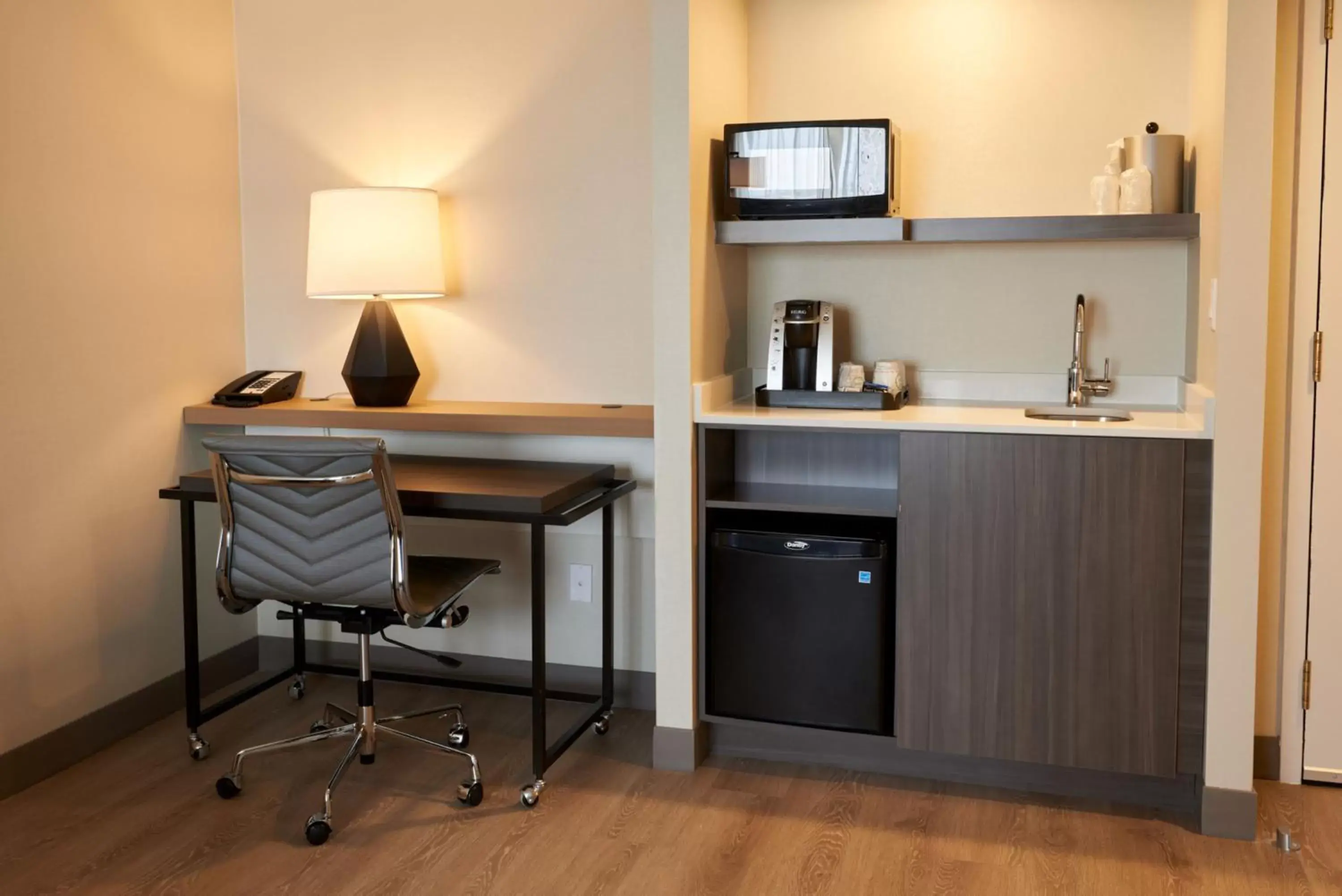 Coffee/tea facilities, Kitchen/Kitchenette in Holiday Inn & Suites Ottawa Kanata, an IHG Hotel