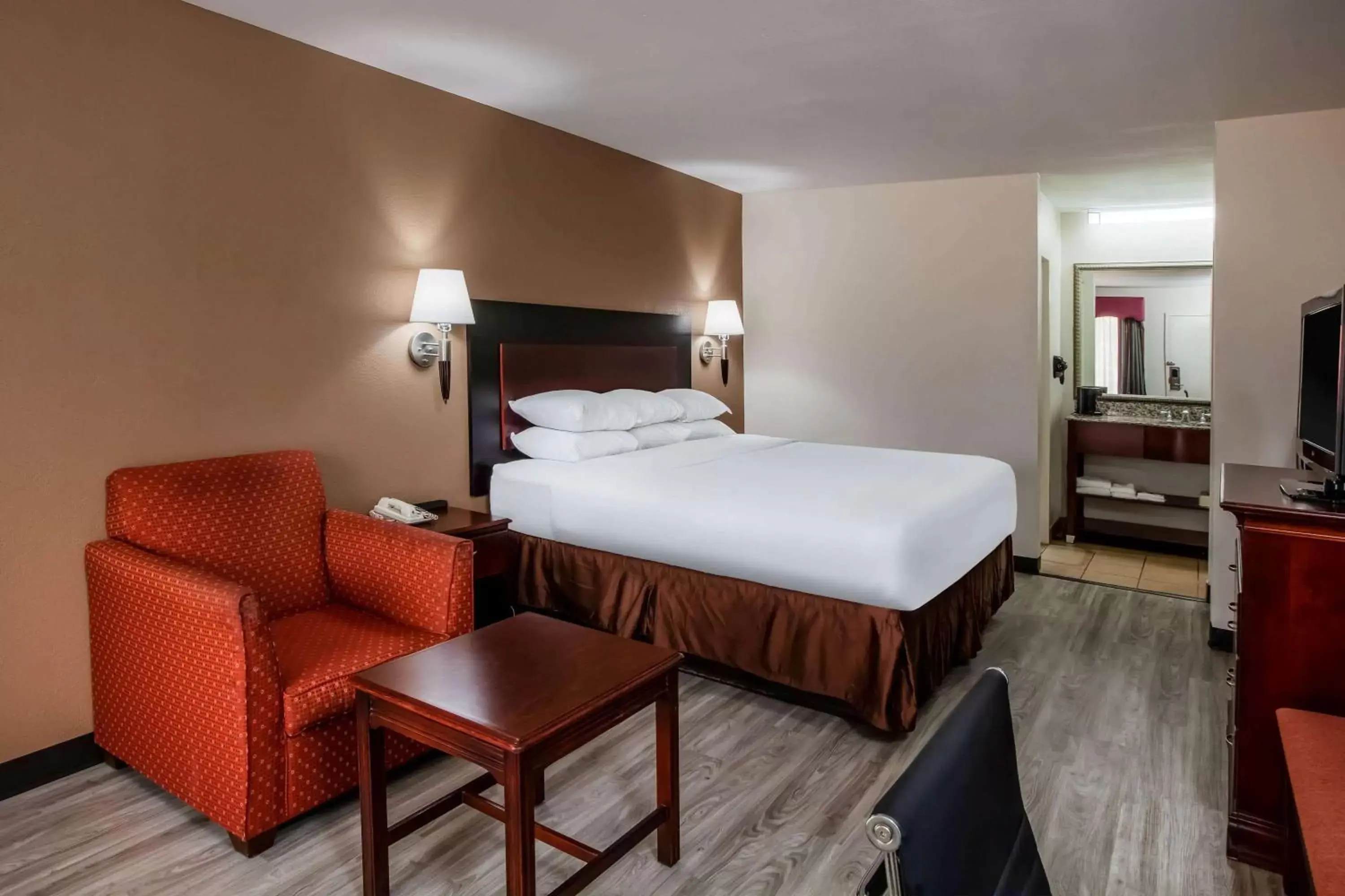 Photo of the whole room, Bed in Days Inn & Suites by Wyndham Tyler