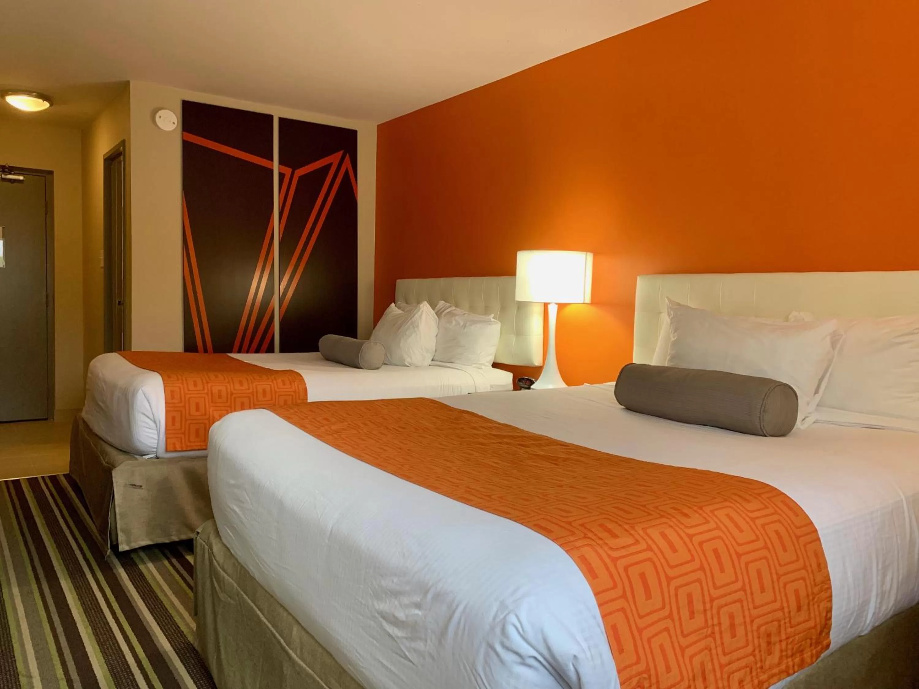 Bed in Howard Johnson by Wyndham Winnipeg West