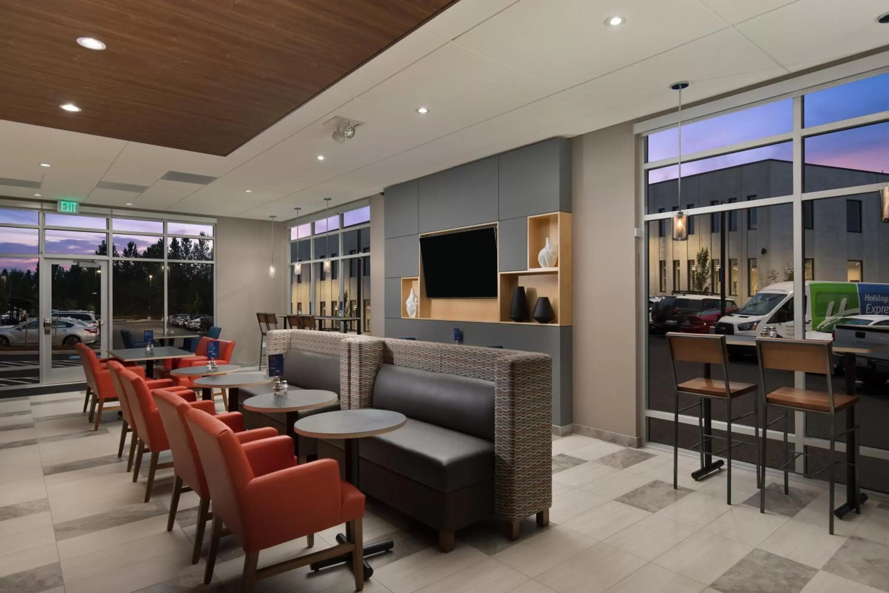 Property building, Lounge/Bar in Holiday Inn Express & Suites - Portland Airport - Cascade Stn, an IHG Hotel