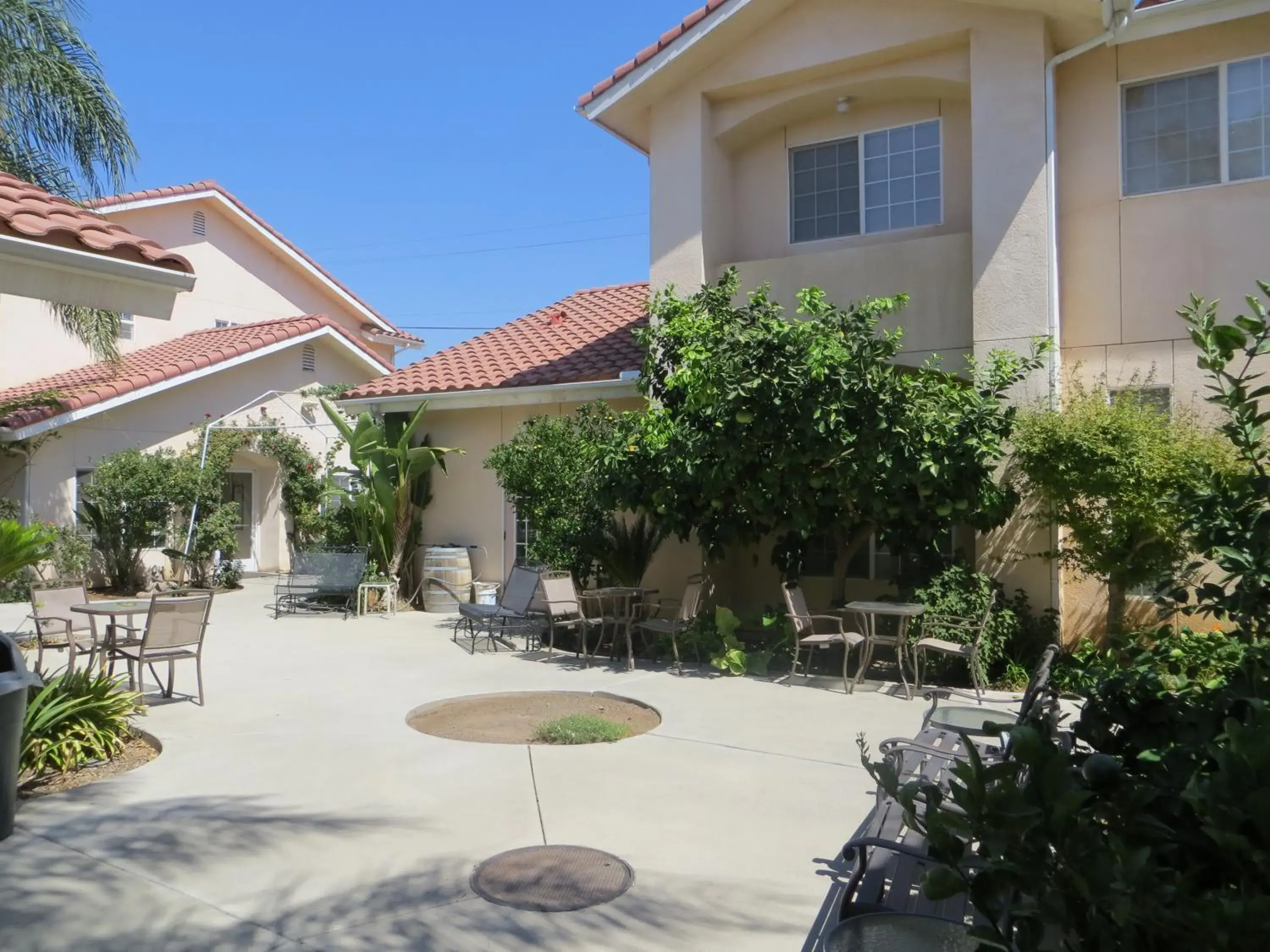 Facade/entrance, Property Building in Garden Inn and Suites Fresno