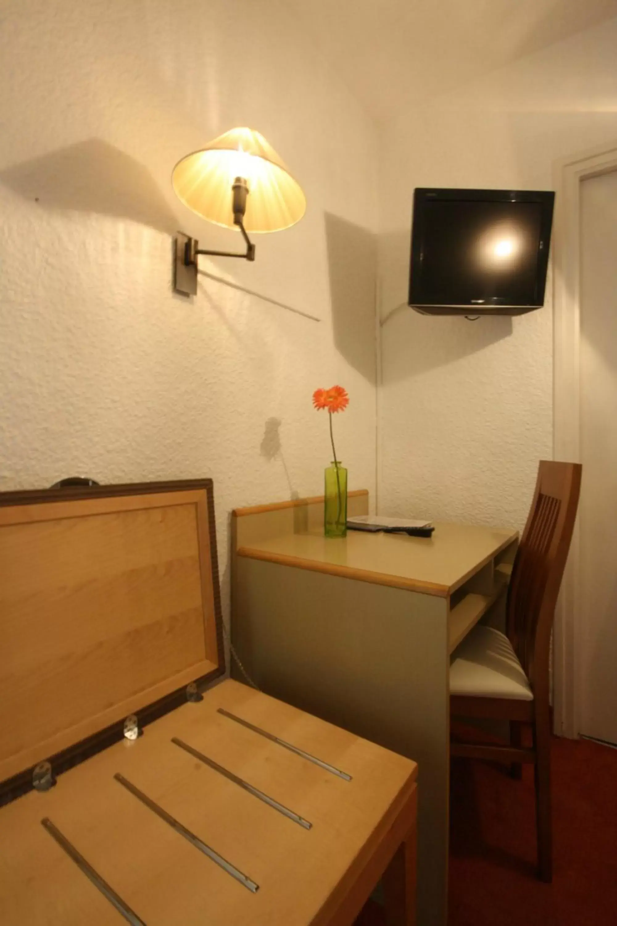 Bathroom, TV/Entertainment Center in Hotel Le Branhoc - Brit Hotel Auray